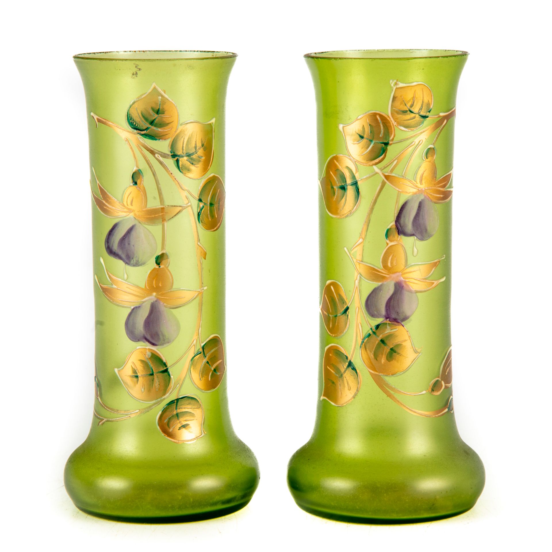 Null Pair of small glass vases with enamelled flowers 
H. 13 cm