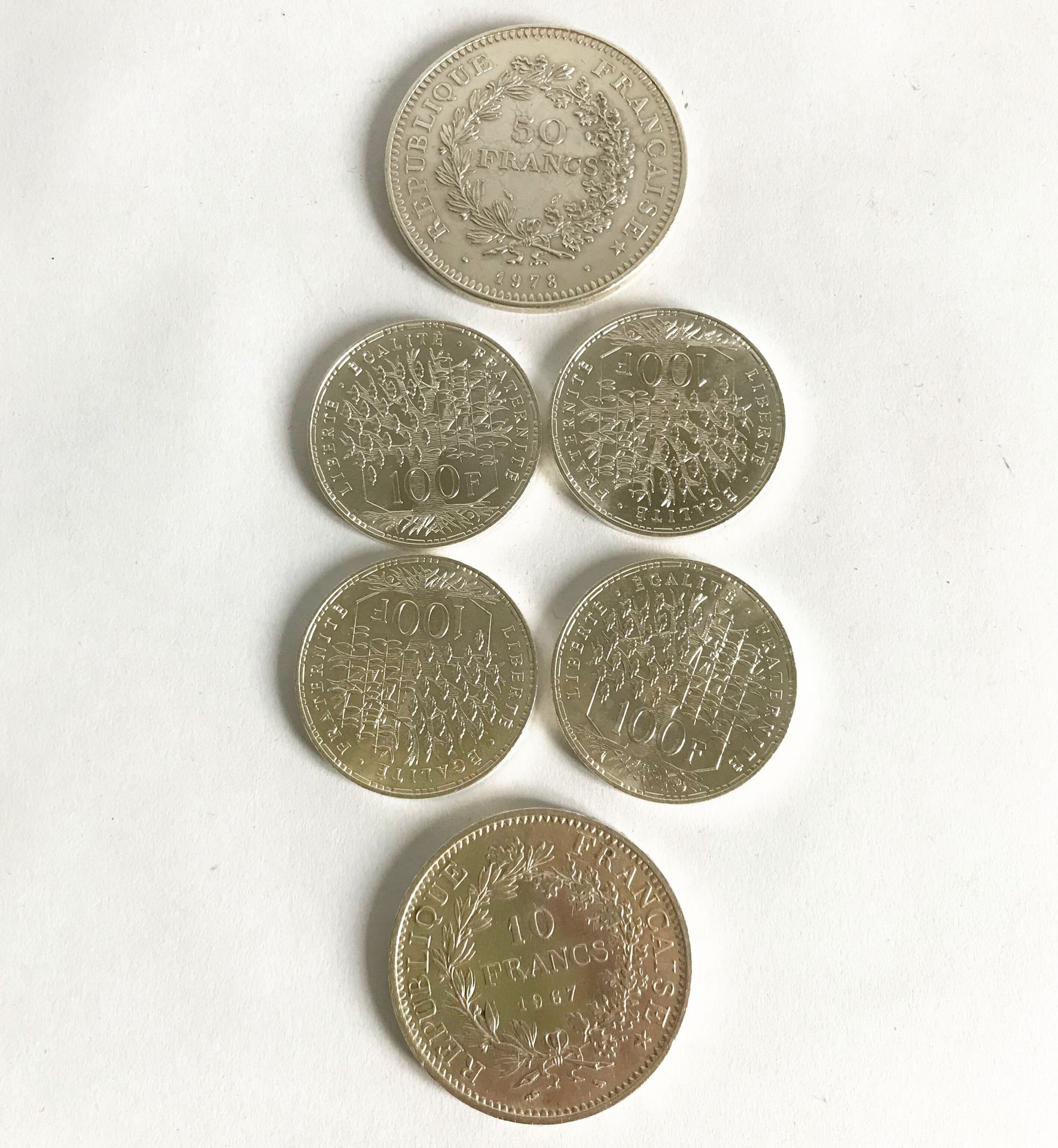 Null 银币套装包括: 
- 4枚100法郎的万神殿硬币，1982年
- 1枚50法郎的硬币 
- 1枚10法郎的硬币
重量：115.50克