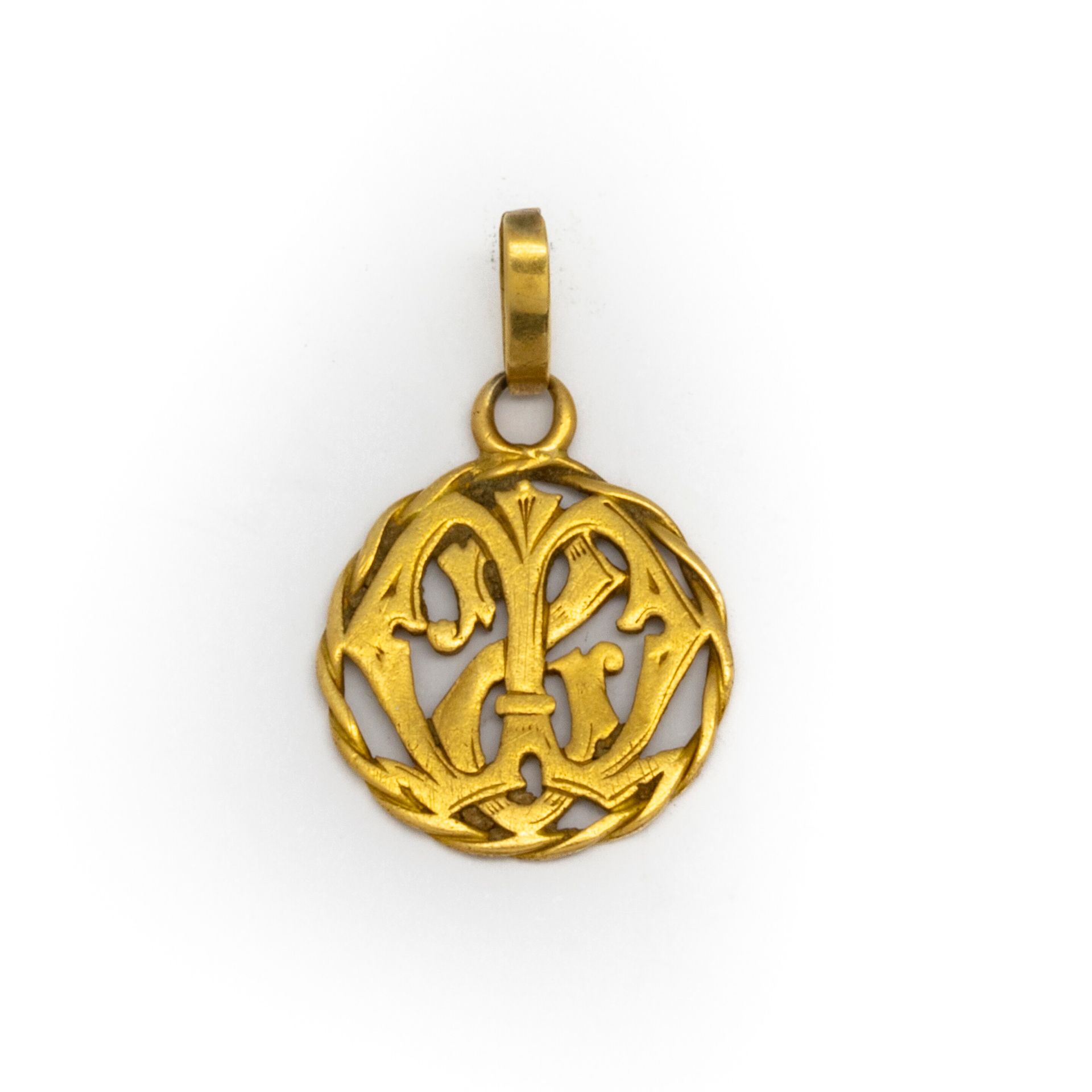 Null Yellow gold pendant with a monogram 
Weight : 1,4 g