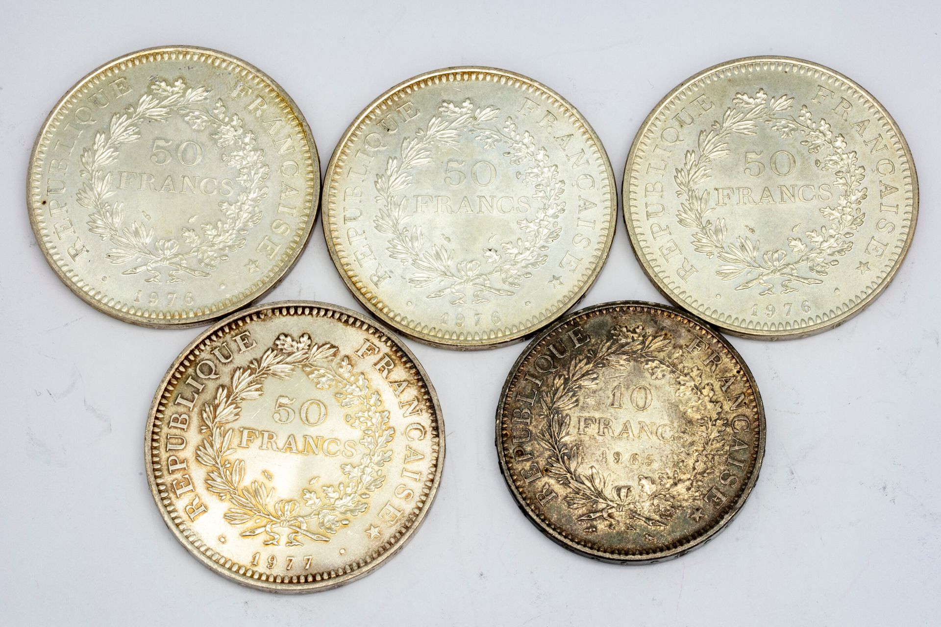 Null 一套四枚1976年和1977年50法郎的海格力斯硬币，以及一枚1965年10法郎的海格力斯硬币。
重量：145.5克