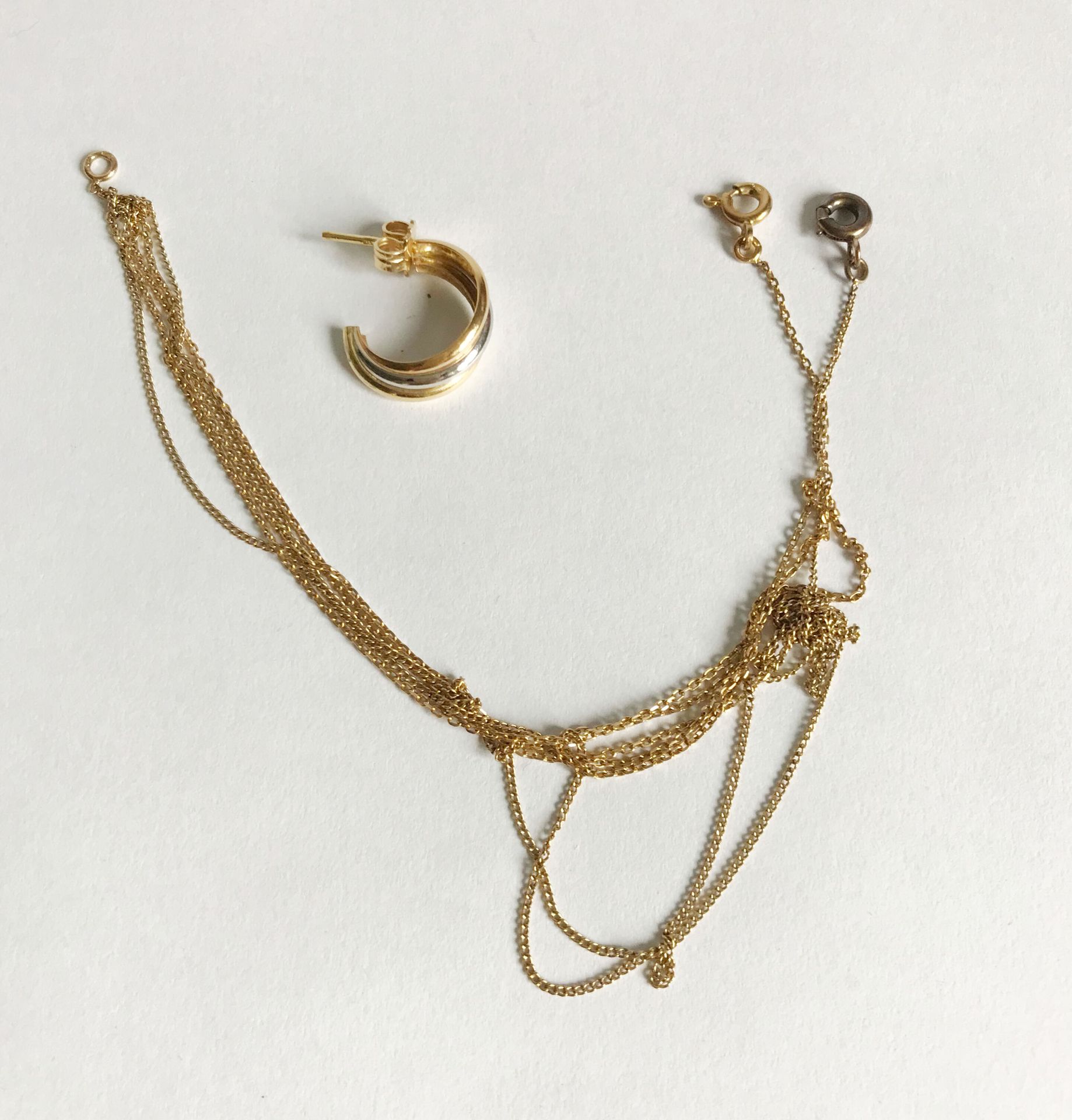 Null 两条黄金链（18K/750th）和一个黄金耳环（无主）。 
总重量 : 4,15 g
