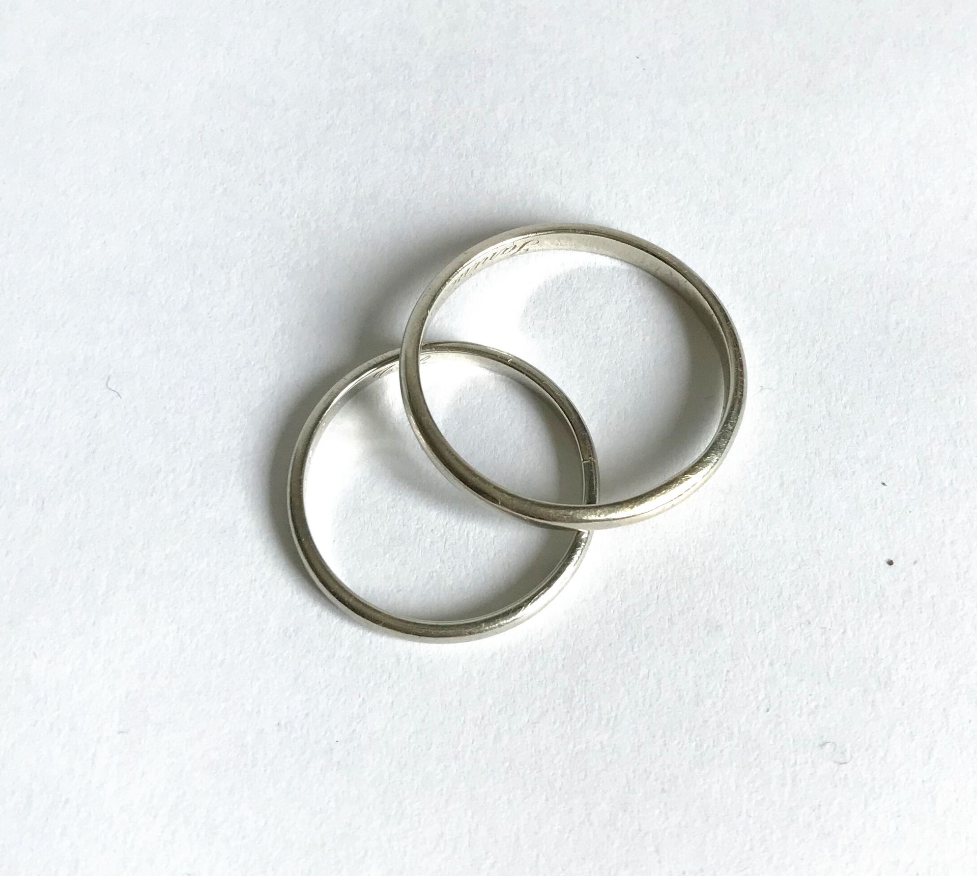Null 两个白金结婚戒指
重量：5.25g。