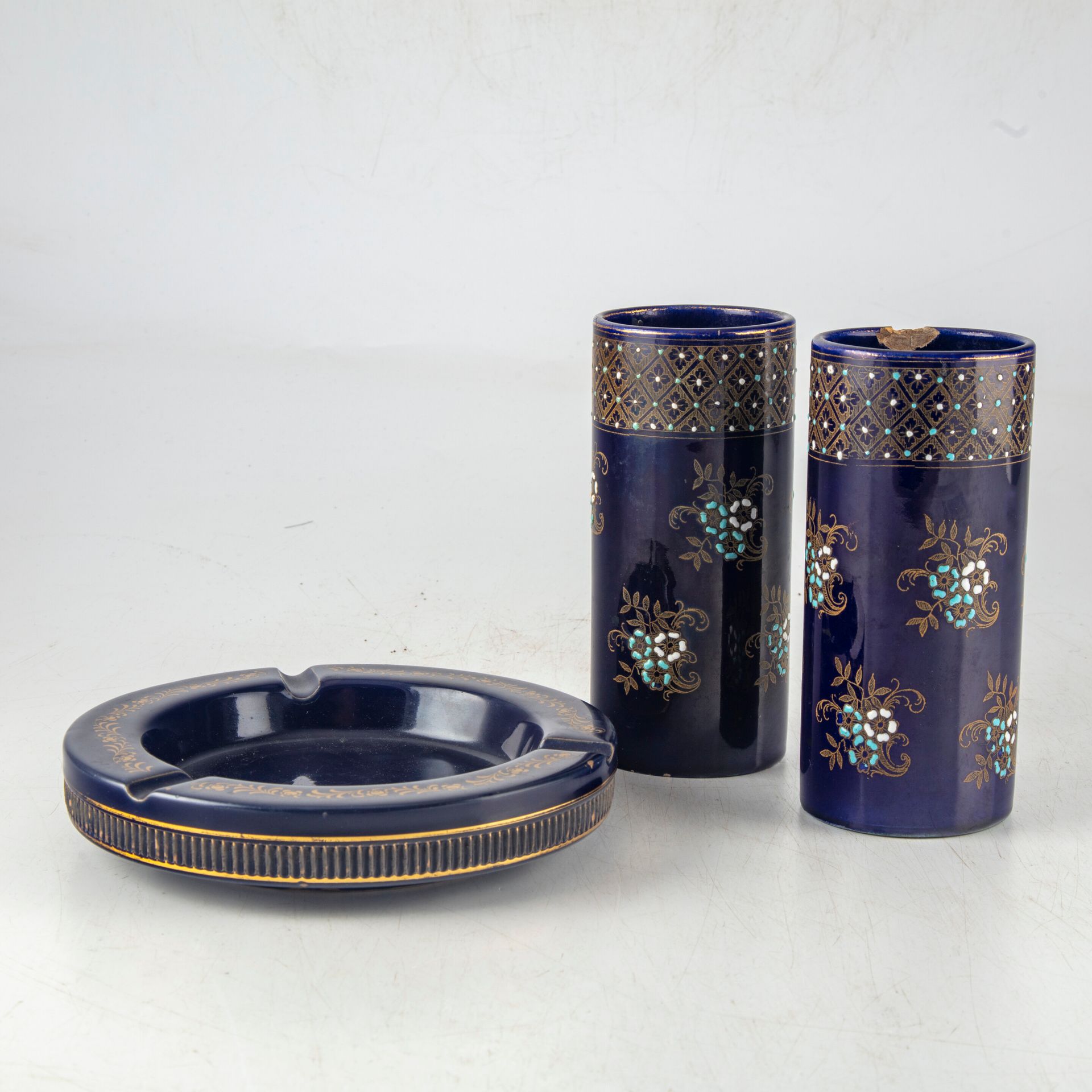 Null 一对釉面陶器花瓶，上面绘有花朵。附有一个相同品味的釉面陶器烟灰缸 
高度：15厘米 
划痕