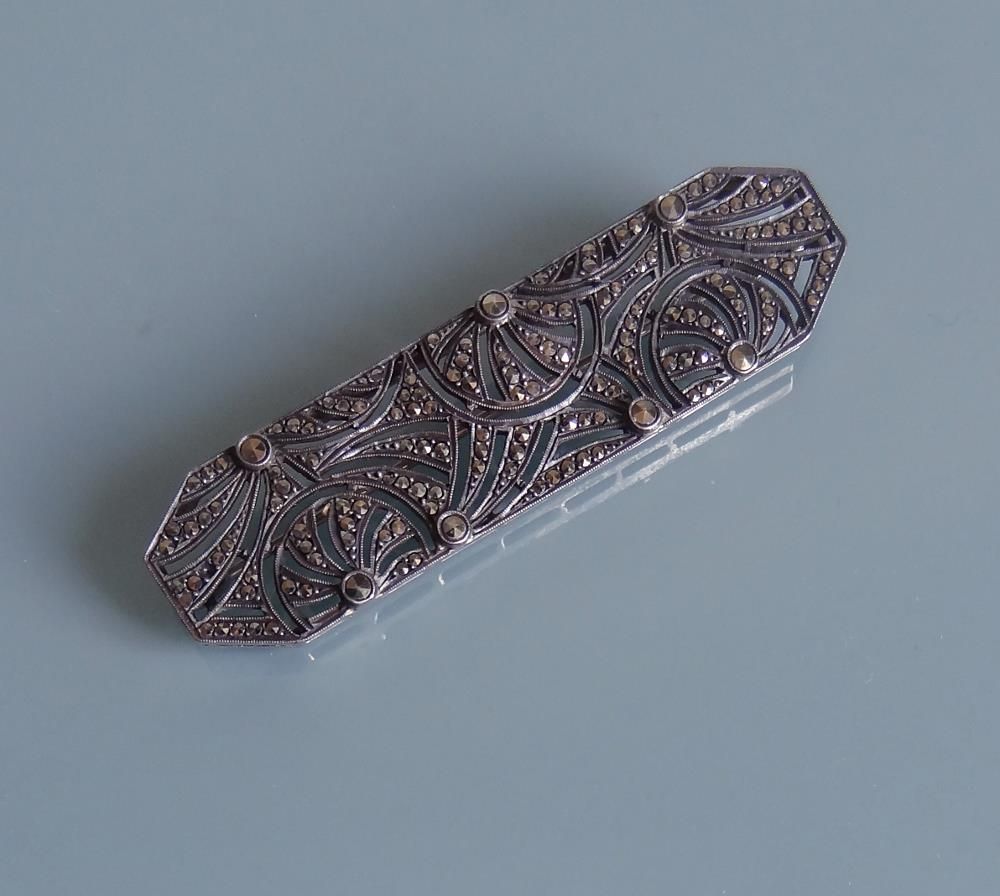 Null Broche de forme rectangulaire à pans coupés en métal pavé d'un motif floral&hellip;