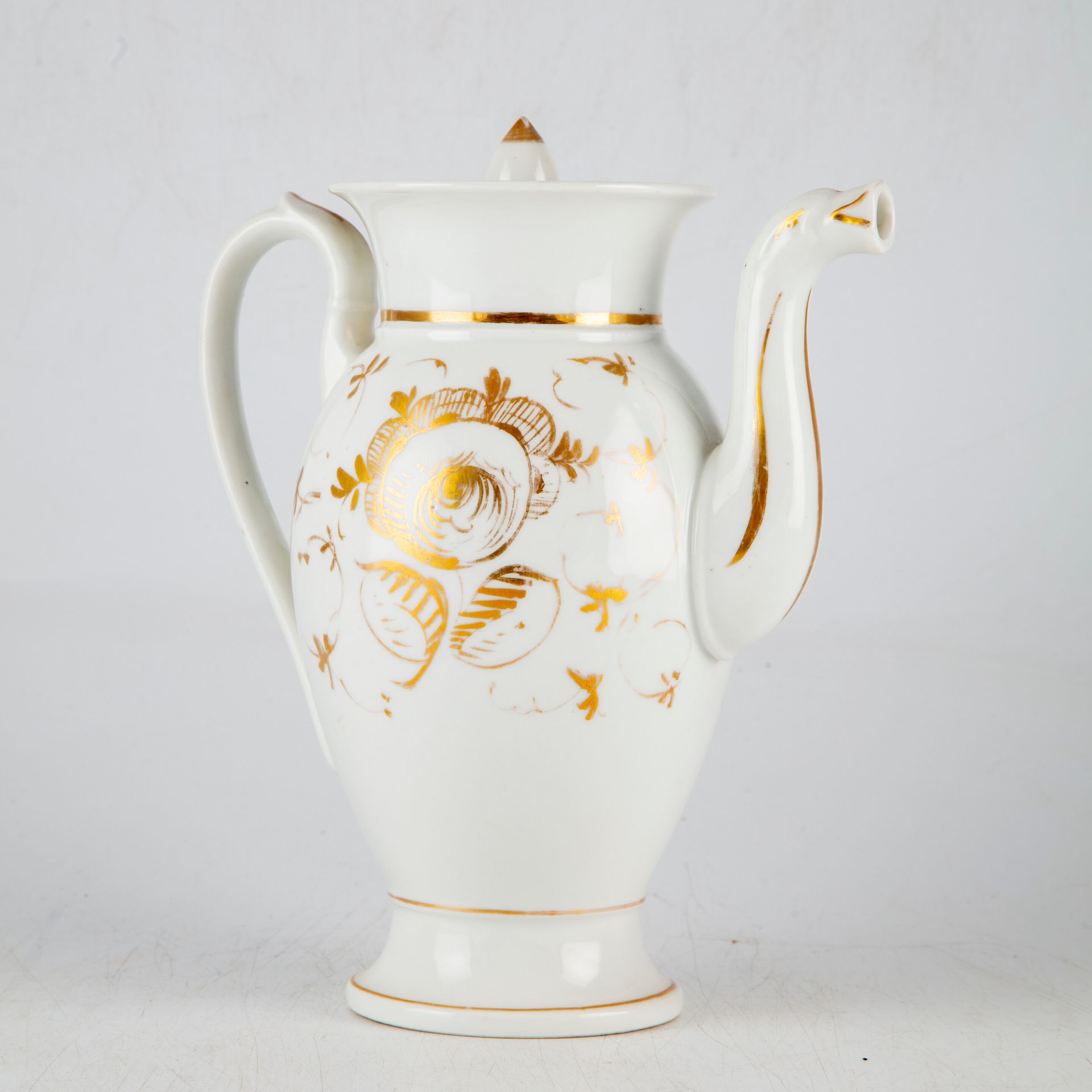 Null PARIS 
Kanne aus weiß emailliertem Porzellan mit goldenem Blumendekor. 
H. &hellip;