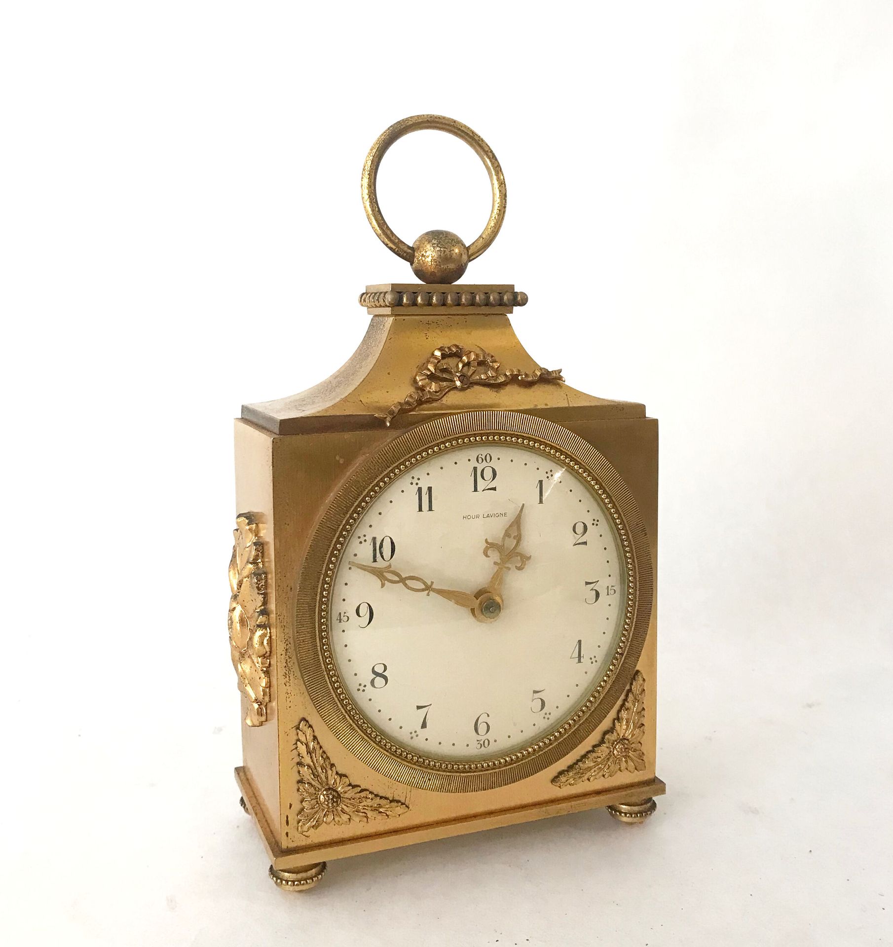 Null 拉维尼之家（HOUR-LAVIGNE
鎏金青铜的军官钟。表盘上有Hour-Lavigne的签名。路易十六风格，约1960年
高：25 - 宽：15厘米