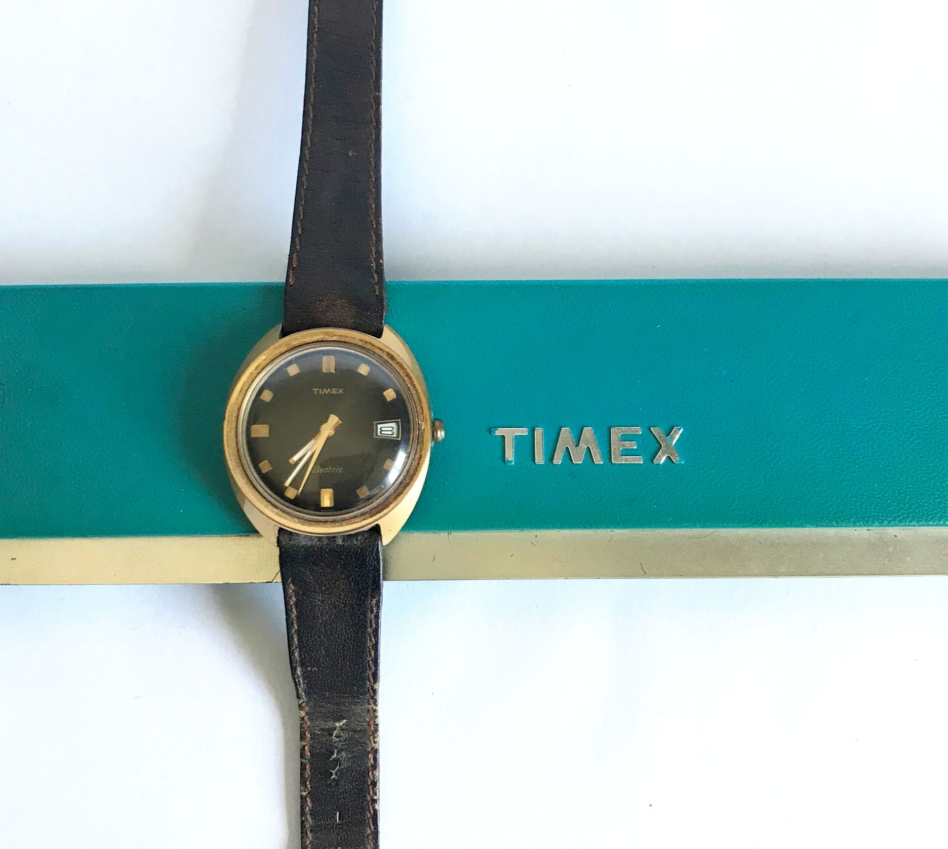 Null TIMEX - 复古
男士手表，镀金金属电池供电的电动机芯。圆形表盘，黑色背景。棍子数字。日期在3点钟方向。 
在它的盒子里
不保证精密度