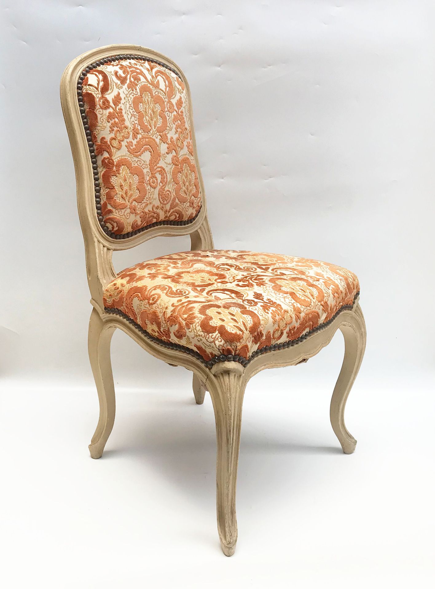 Null Petite chaise de coiffeuse en bois laqué mouluré. Style Louis XV