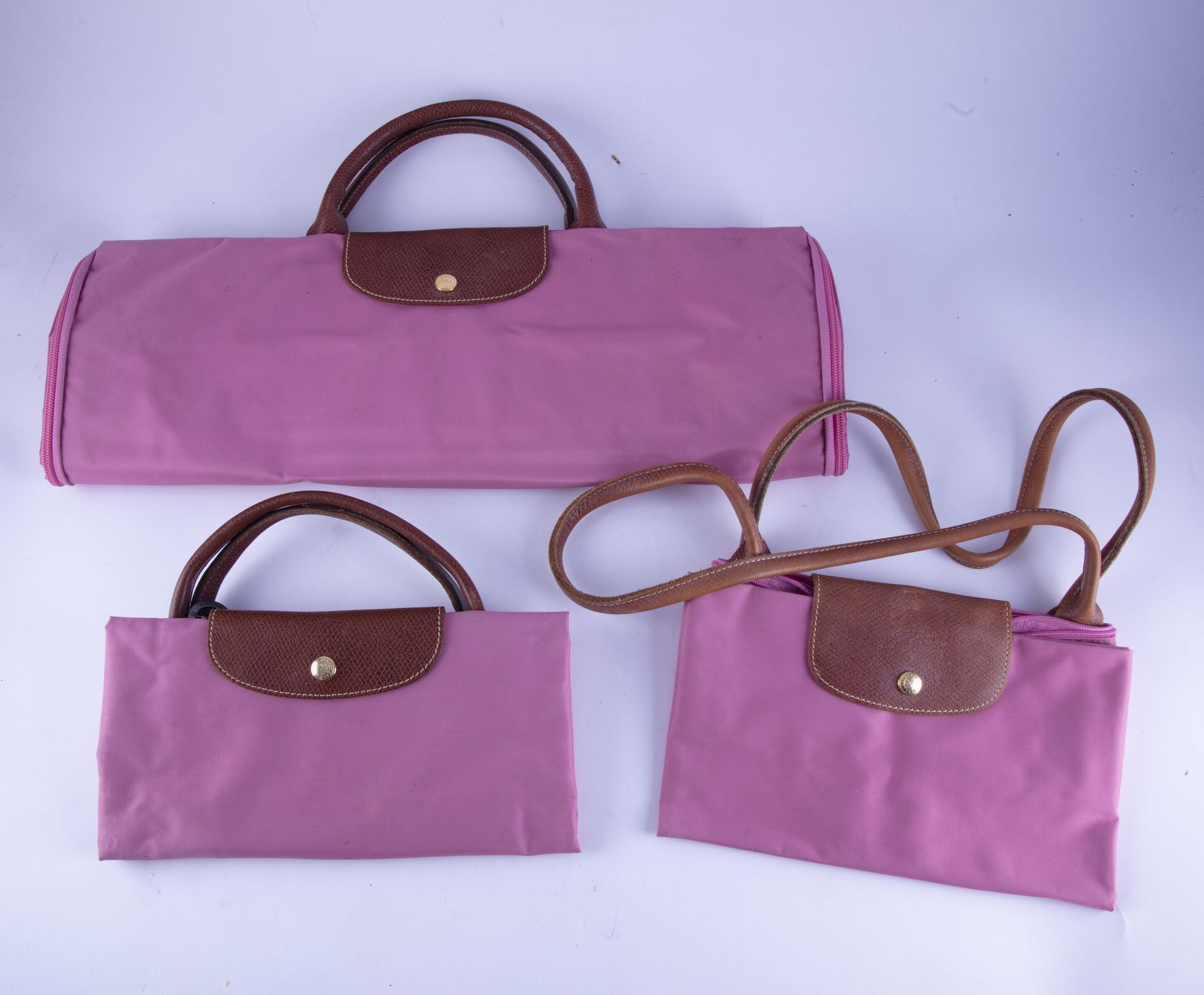 Null LONGCHAMP
Set di tre modelli piegati del marchio Longchamp in colore rosa.
&hellip;