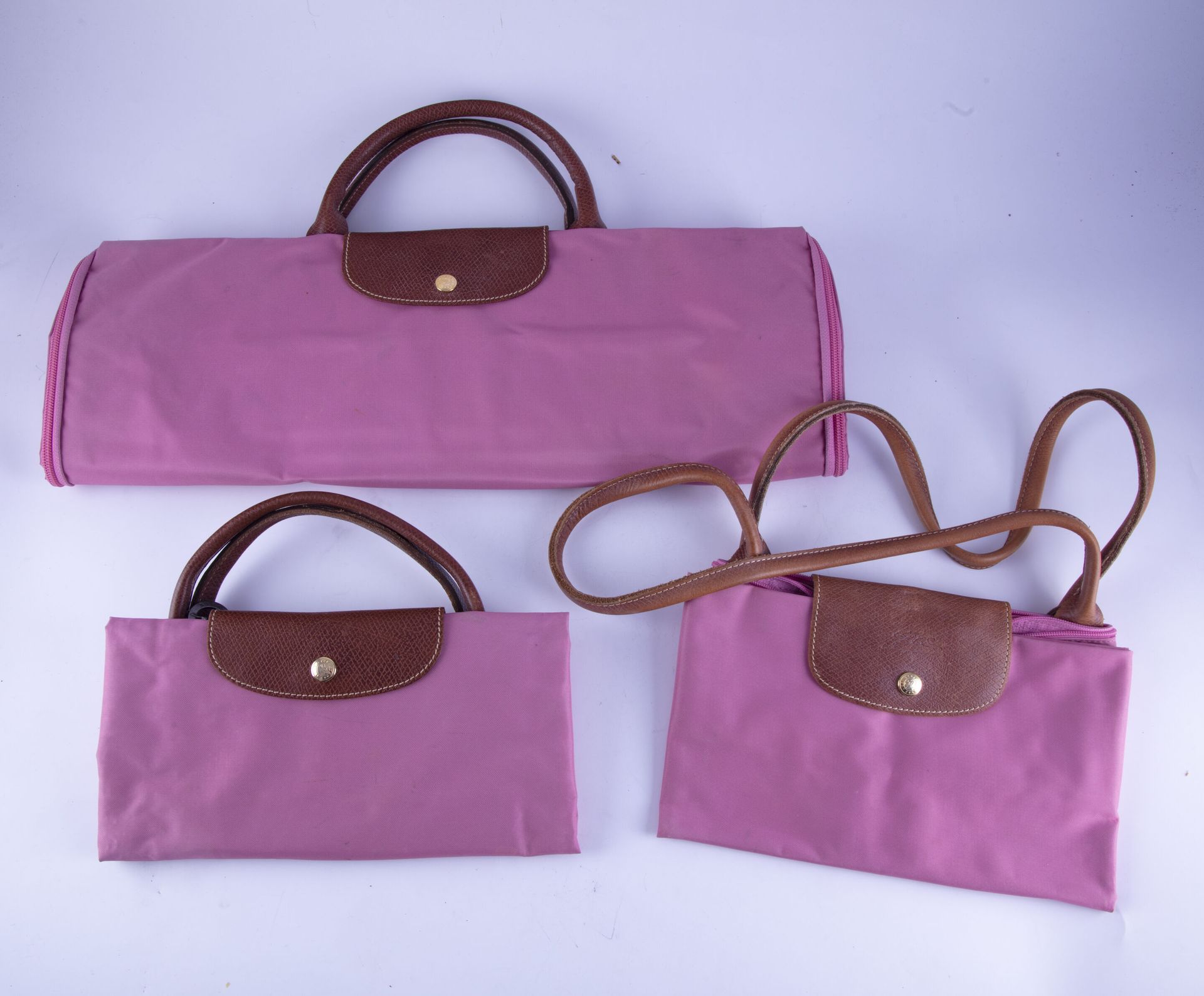 Null LONGCHAMP
Conjunto de tres modelos plegados de la marca Longchamp en color &hellip;