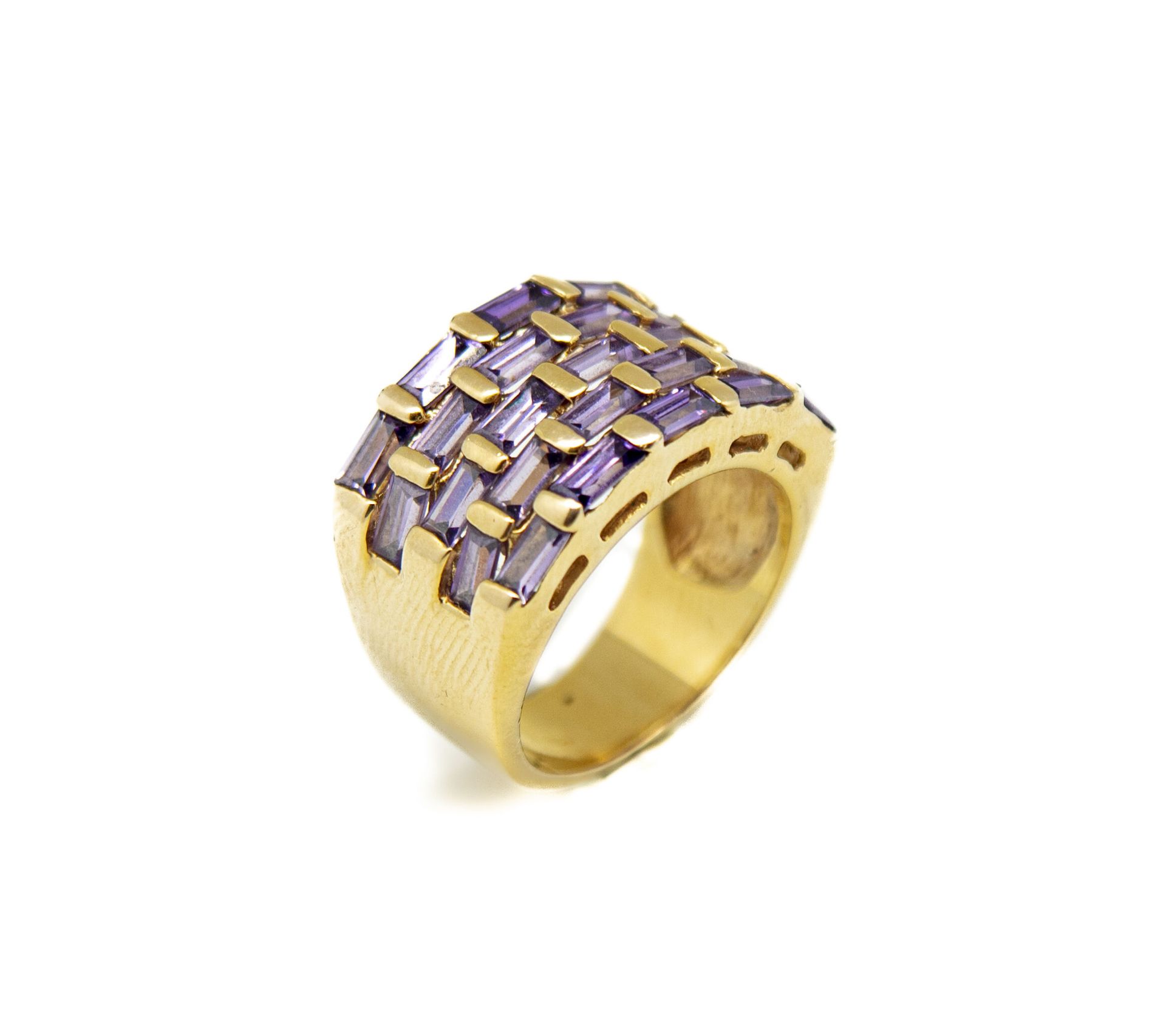 Null Fancy ring with golden metal effect.