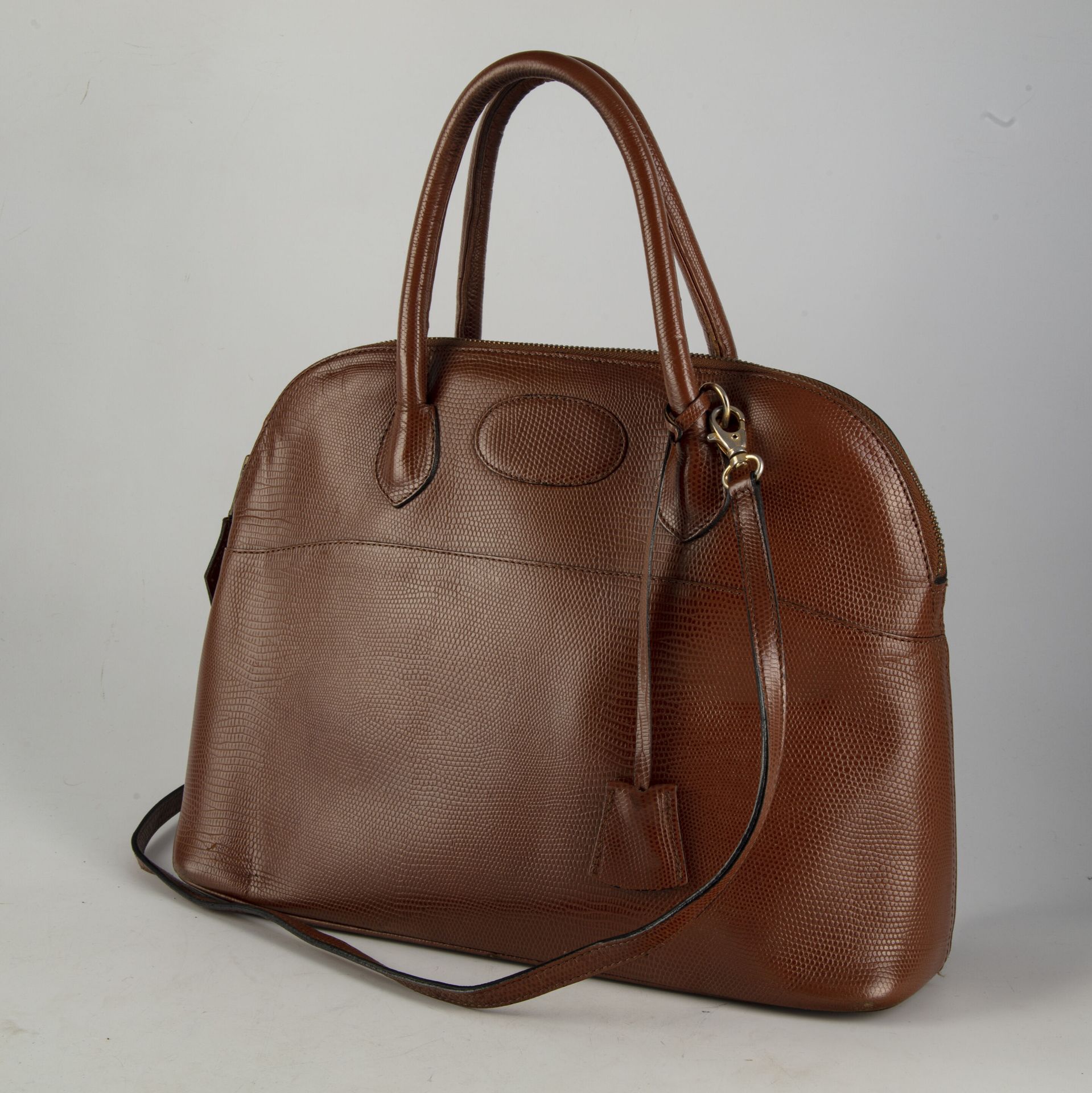 Null B. RENOUARD 
Leather handbag in camel color. Gold metal trim. Padlock, shou&hellip;