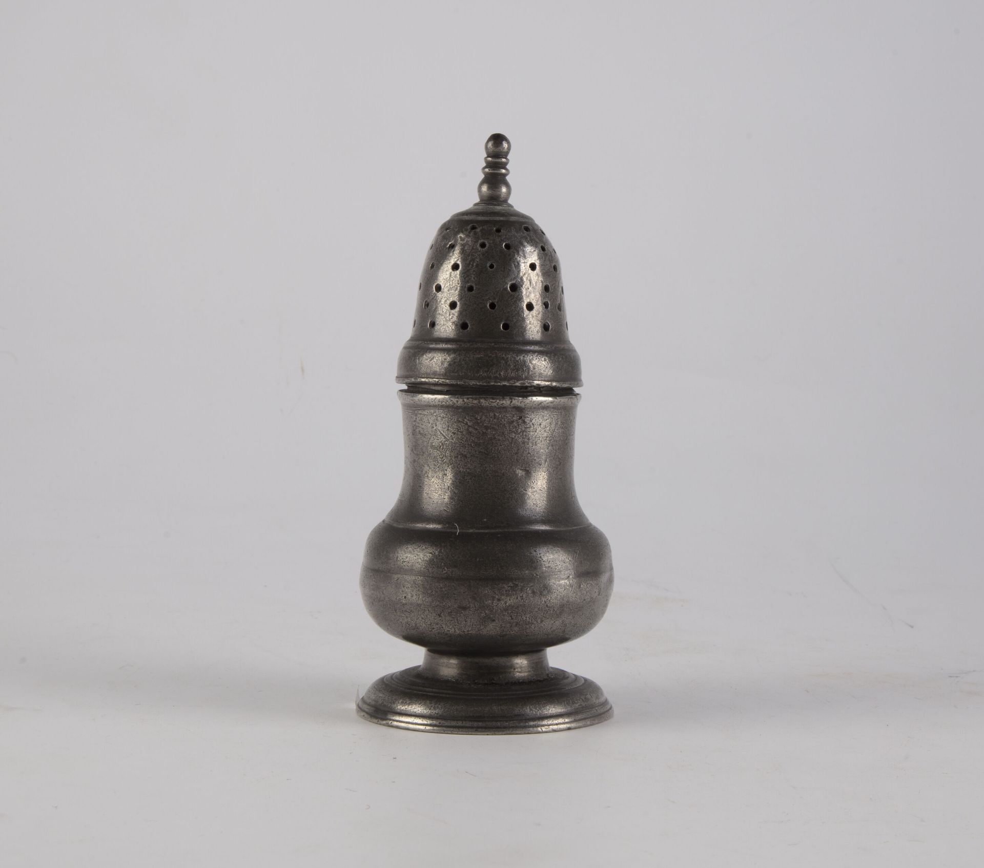 Null Pewter sprinkler of baluster shape 
18th century (?)
H. 15,5 cm