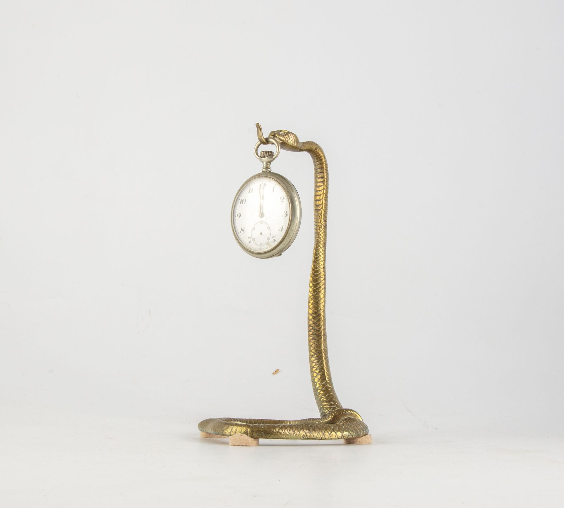 Null Bronze-Uhrenhalter in Form einer Schlange. Eine Taschenuhr liegt bei. 
H.: &hellip;
