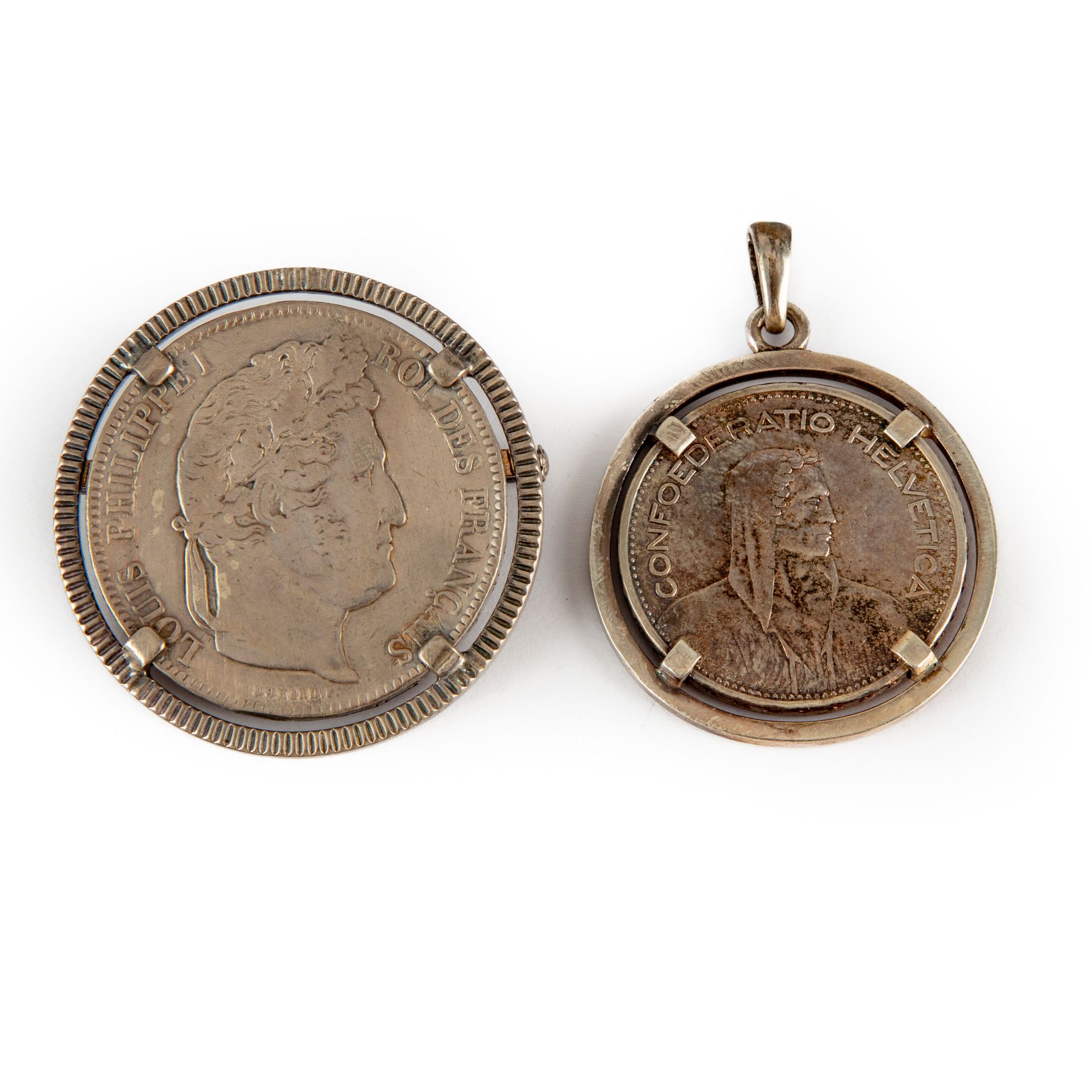 Null 套装包括一枚镶嵌在胸针上的5法郎路易-菲利普1842 B硬币和一枚镶嵌在吊坠上的5法郎瑞士1932 B硬币。 
重量：53.9克