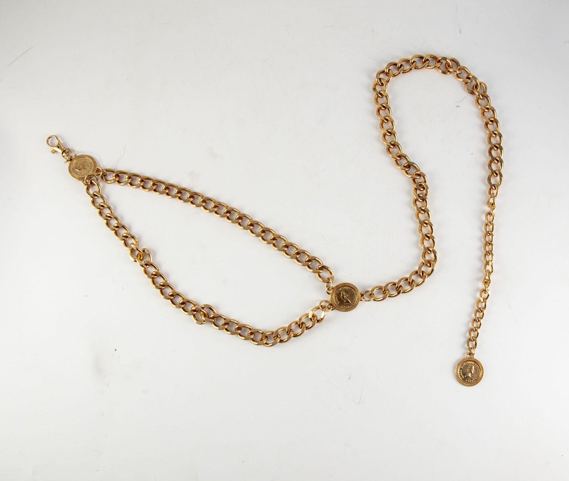 Null 鎏金金属腰带，有大的链接，装饰有印有女王伊丽莎白二世肖像的奖章
长：116厘米