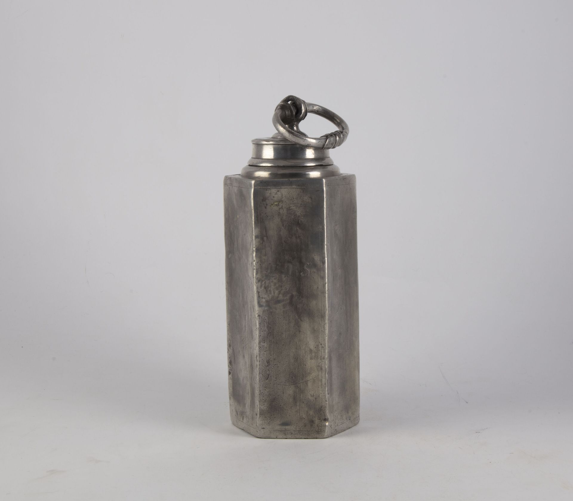 Null Pewter flask of hexagonal form, engraved "FIS".
18th century (?) 
H. 24 cm