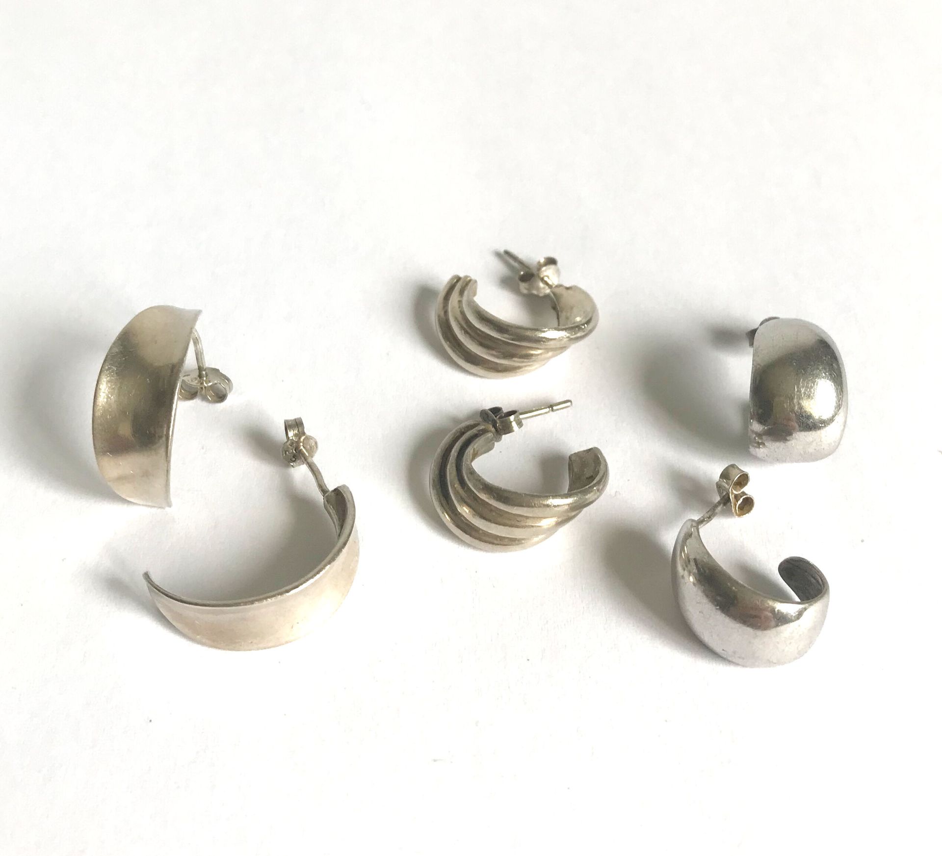 Null Tre paia di orecchini in argento a forma di creola.
Peso: 15 g