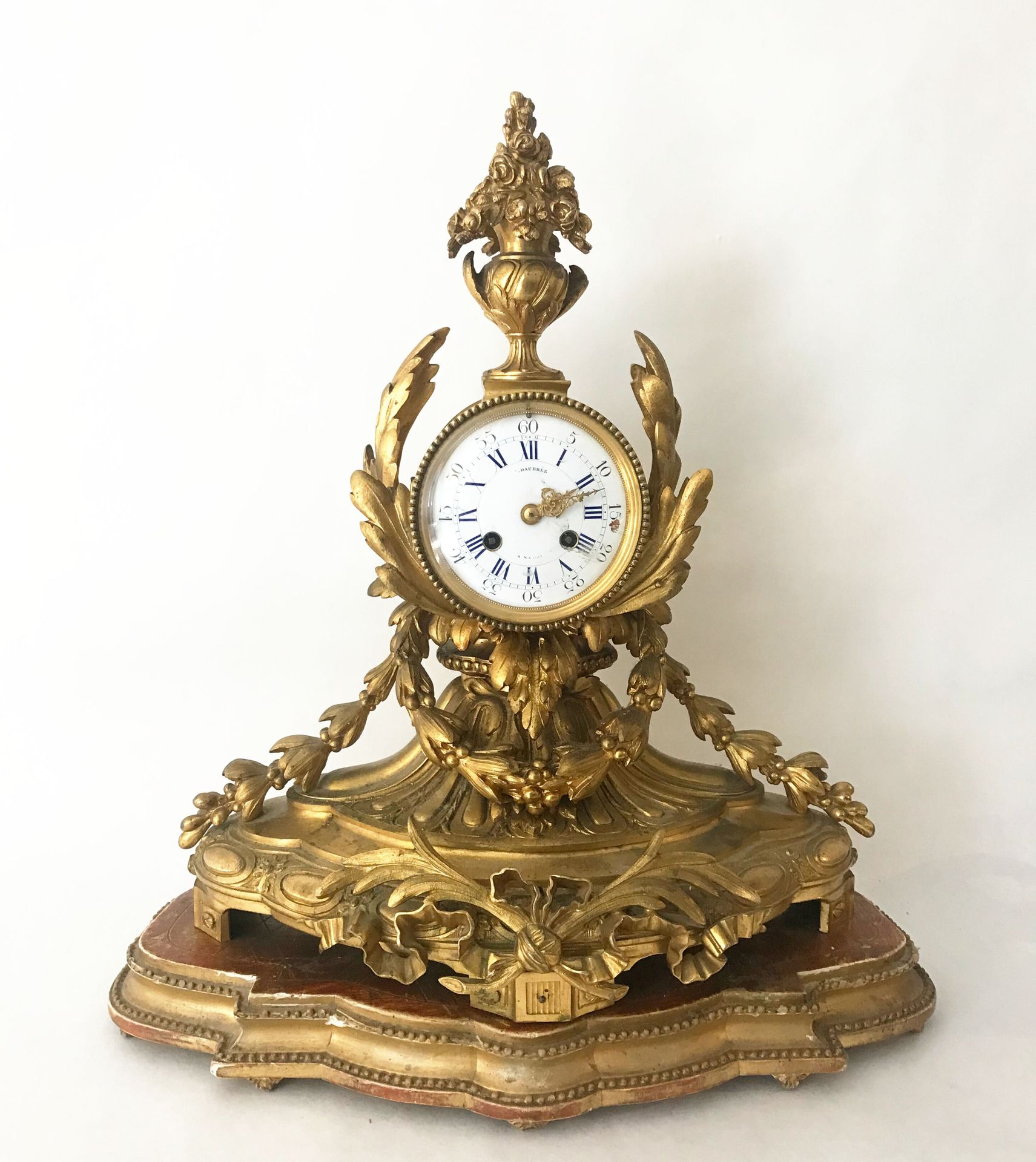 Null Gilt bronze clock molded and chased with garlands, foliage and ribbons. The&hellip;