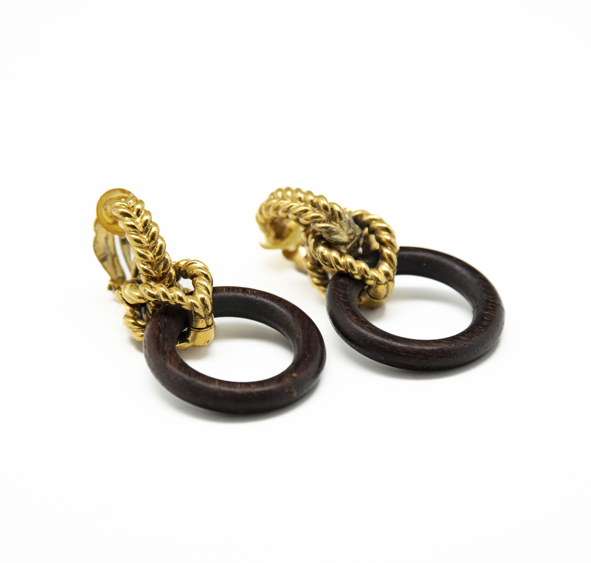 Null GOOSSENS - Paris 
Pair of gilded metal ear clips in the form of knots and w&hellip;