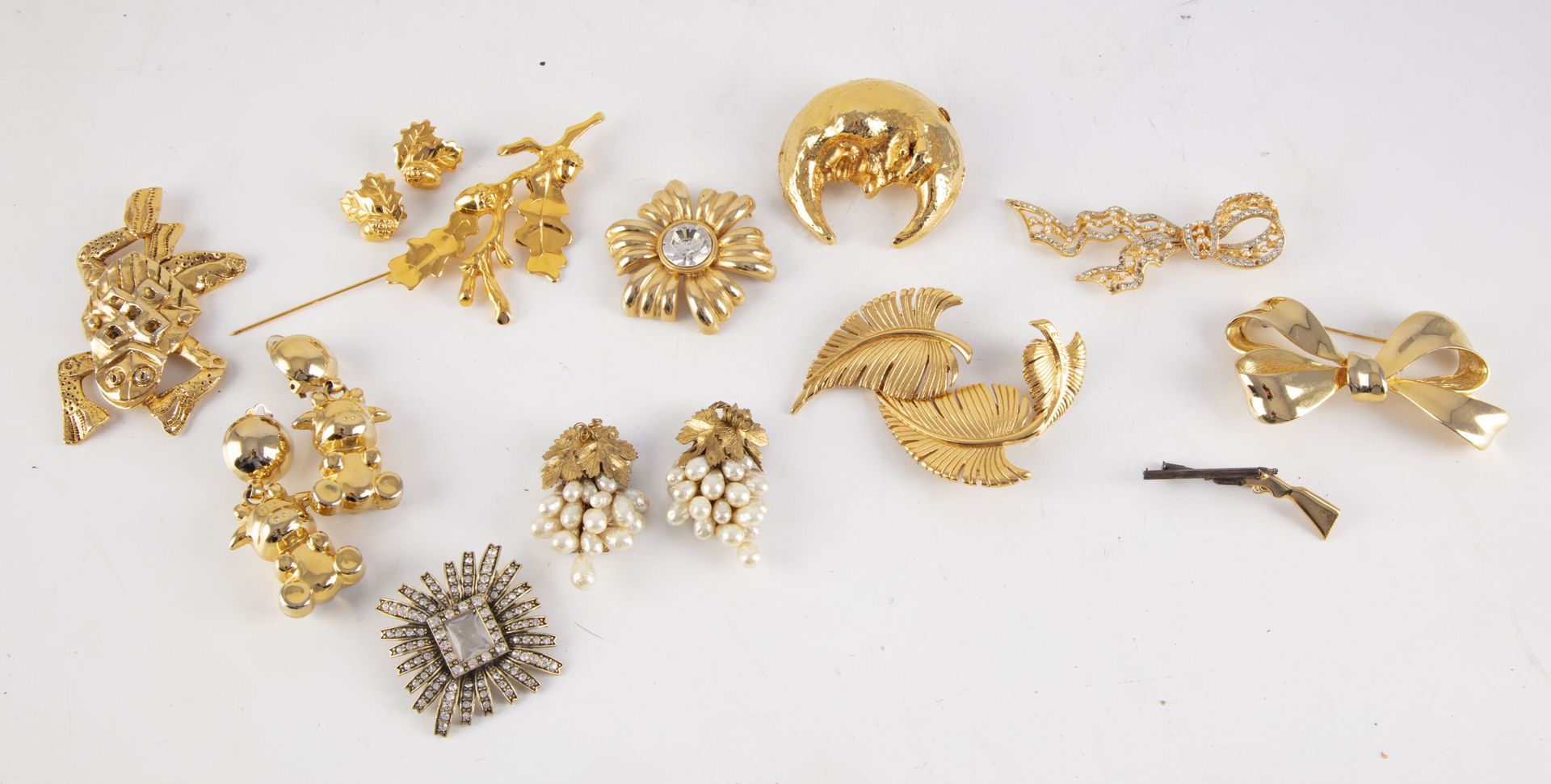 Null Important set of costume jewelry, brooches and various.