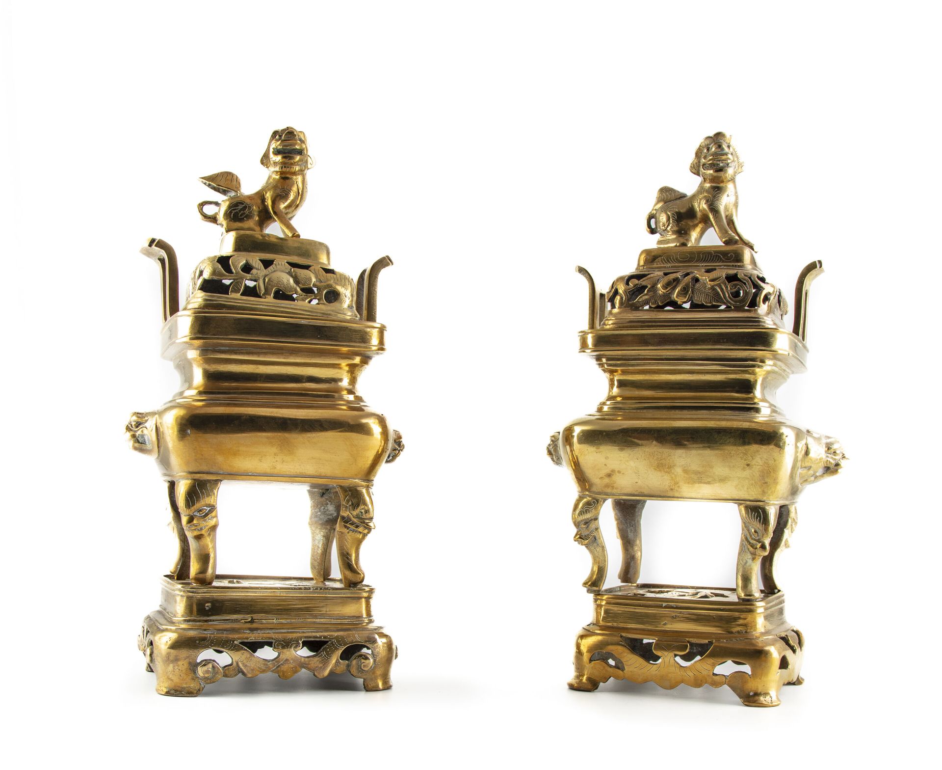 Null INDOCHINE
Paire de brûle-parfums en bronze doré, dépatinés
Vers 1900
H. : 3&hellip;