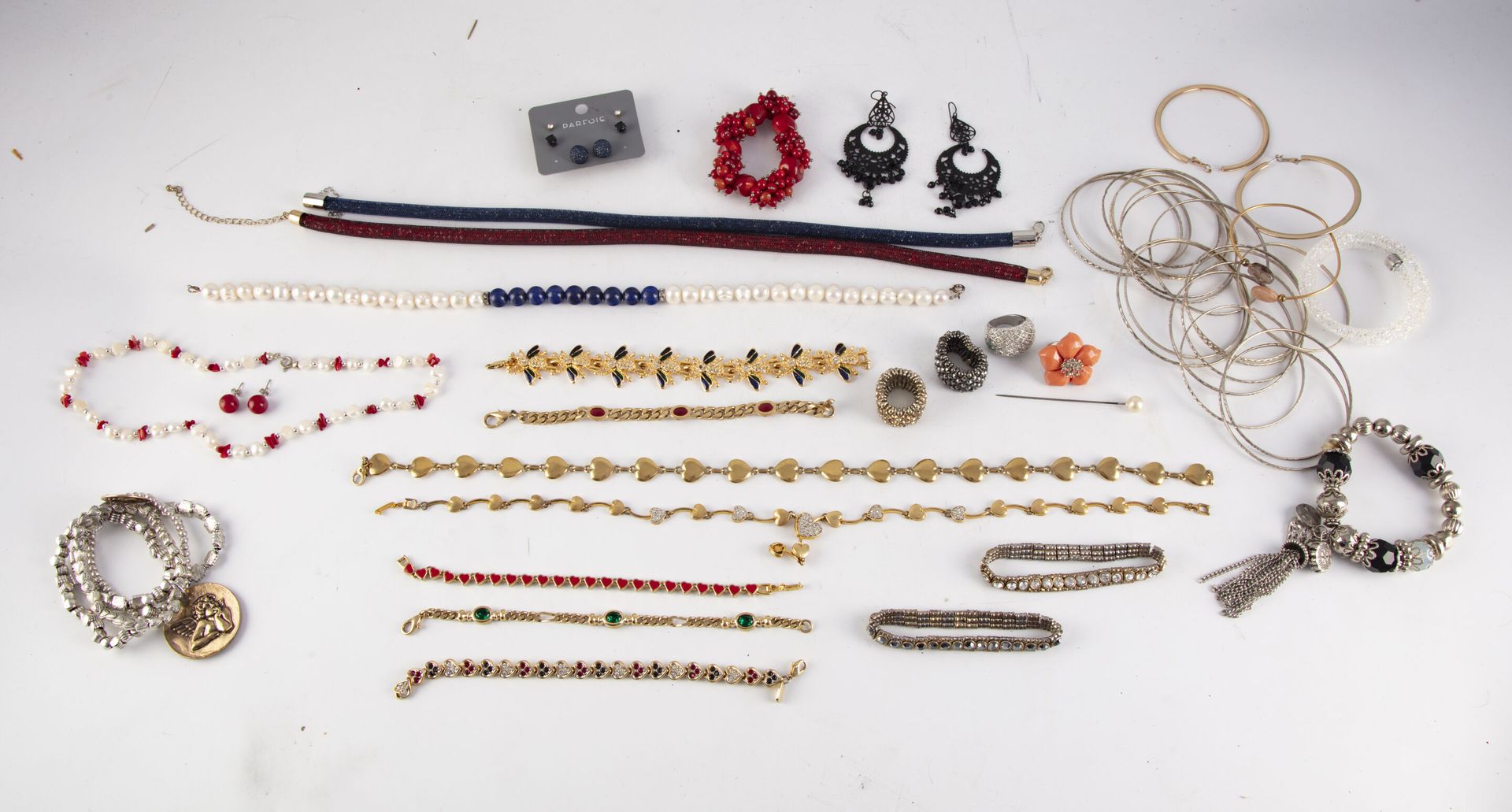 Null 重要的一套服装珠宝，手镯，项链，耳环和杂项。