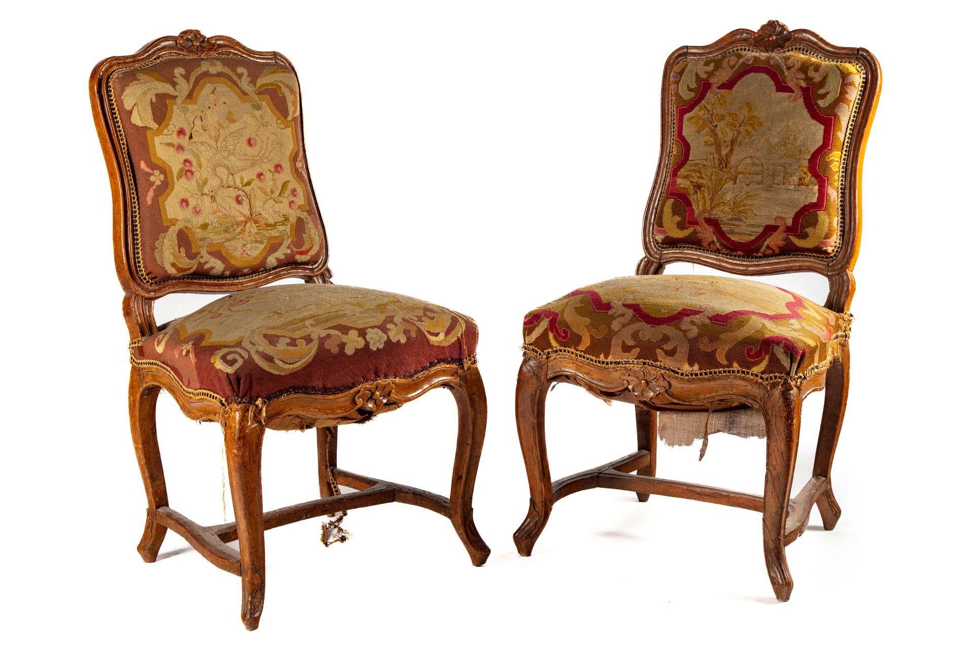 Null 一对天然木制的椅子，模制和雕刻有贝壳。直立的靠背，上部有浮雕。略微弯曲的腿由一个支架连接。 
18世纪初
19世纪的花卉图案的软垫
修复，事故