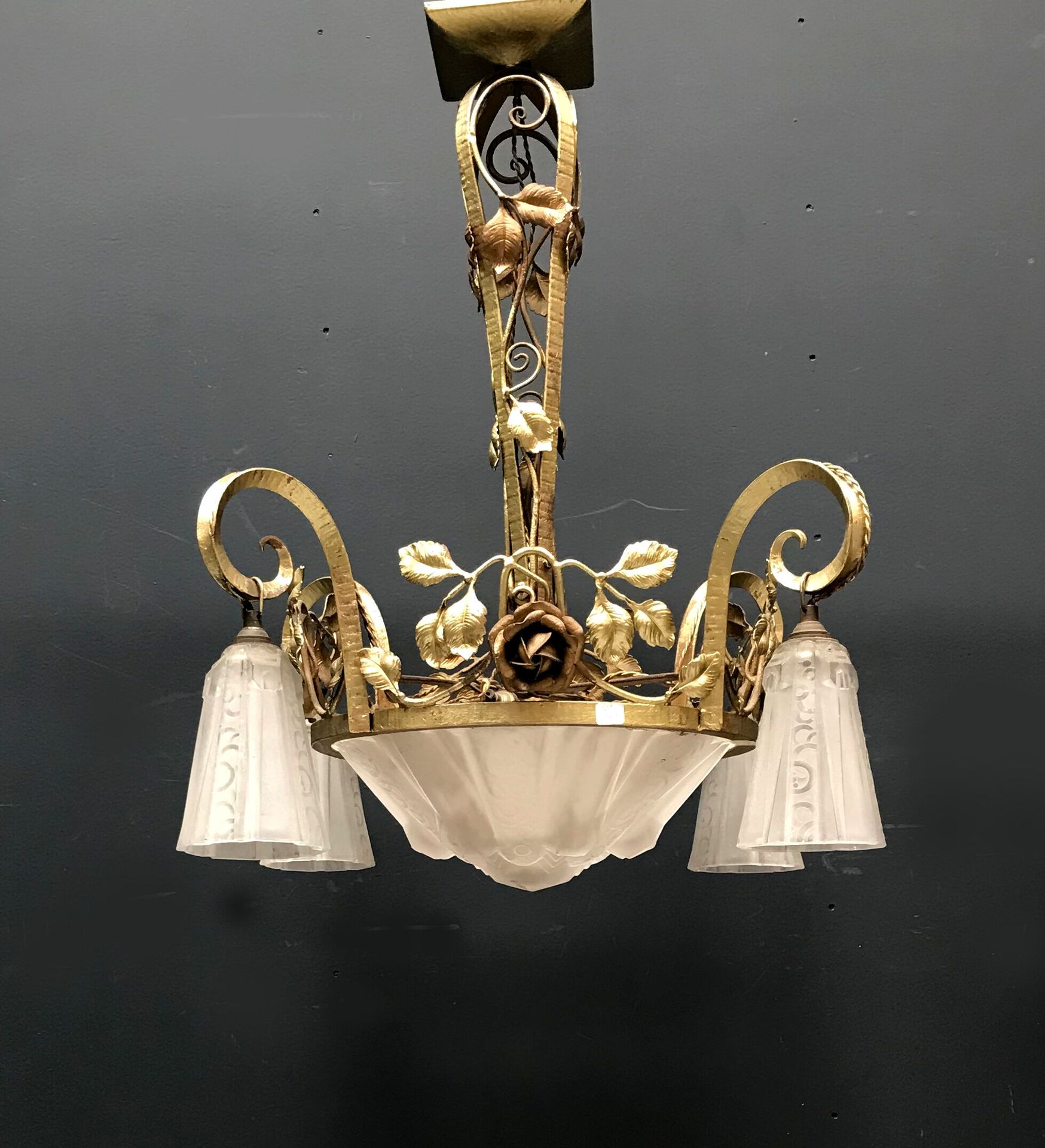 Null MULLER FRERES - Luneville
镀金金属和模制玻璃的吊灯，有四个灯臂和一个中央杯，上面有装饰艺术风格的花卉图案。大约在1930年
&hellip;