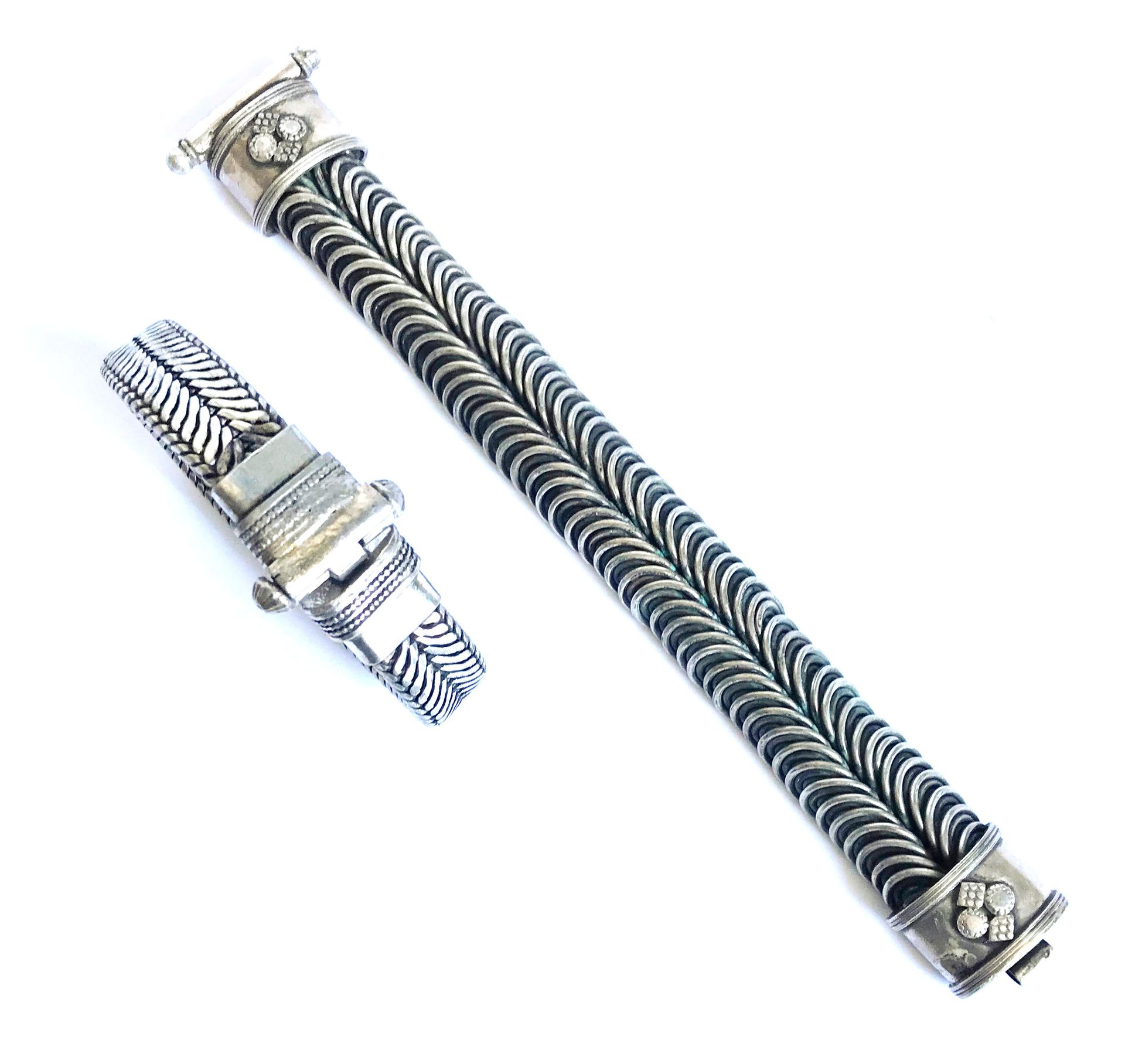 Null 两条灵活的金属（银？）蛇链手链。古老的印度作品
重量 : 284,50 g.