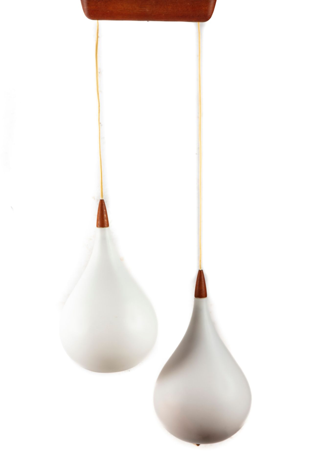 Null UNO & KRISTIANSSON for Luxus, Vittsjö
落地灯，有两个乳白色的水滴灯罩和柚木元素
标签 "Made in Swed&hellip;