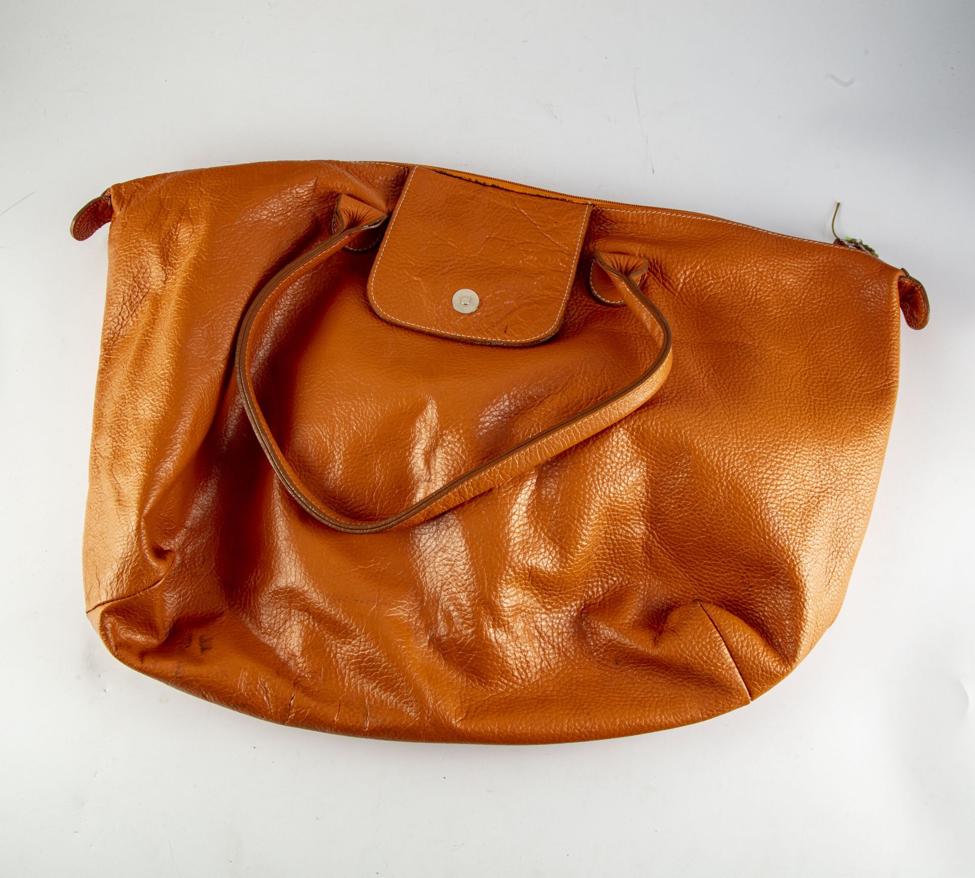 Null Kleine Handreisetasche aus orangefarbenem Leder.
L.: 41 cm 
Kleine Abnutzun&hellip;