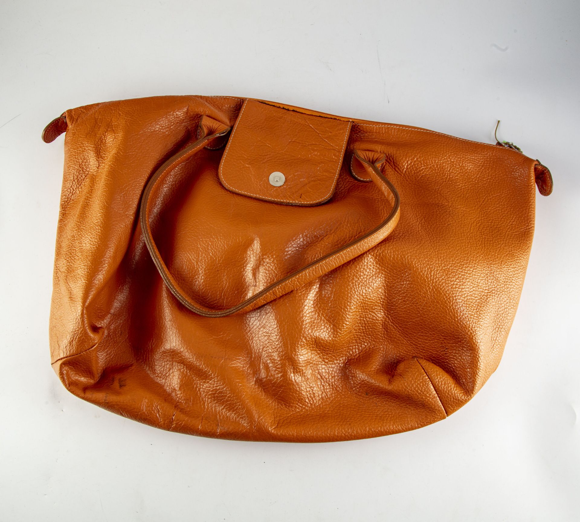 Null Petit sac de voyage à main en cuir orange
L. : 41 cm 
Petites usures