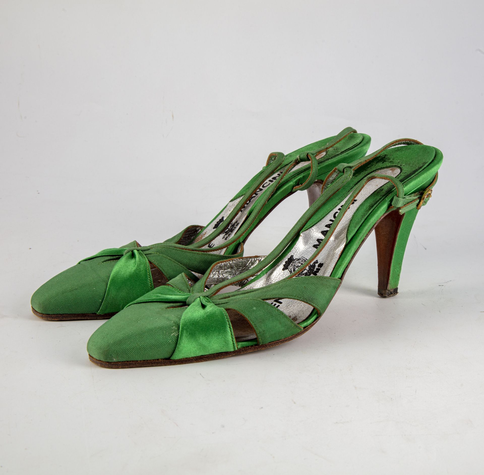 Null René MANCINI 
Coppia di sandali da sera in seta verde. 
Taglia 7 (?) 
Usura&hellip;