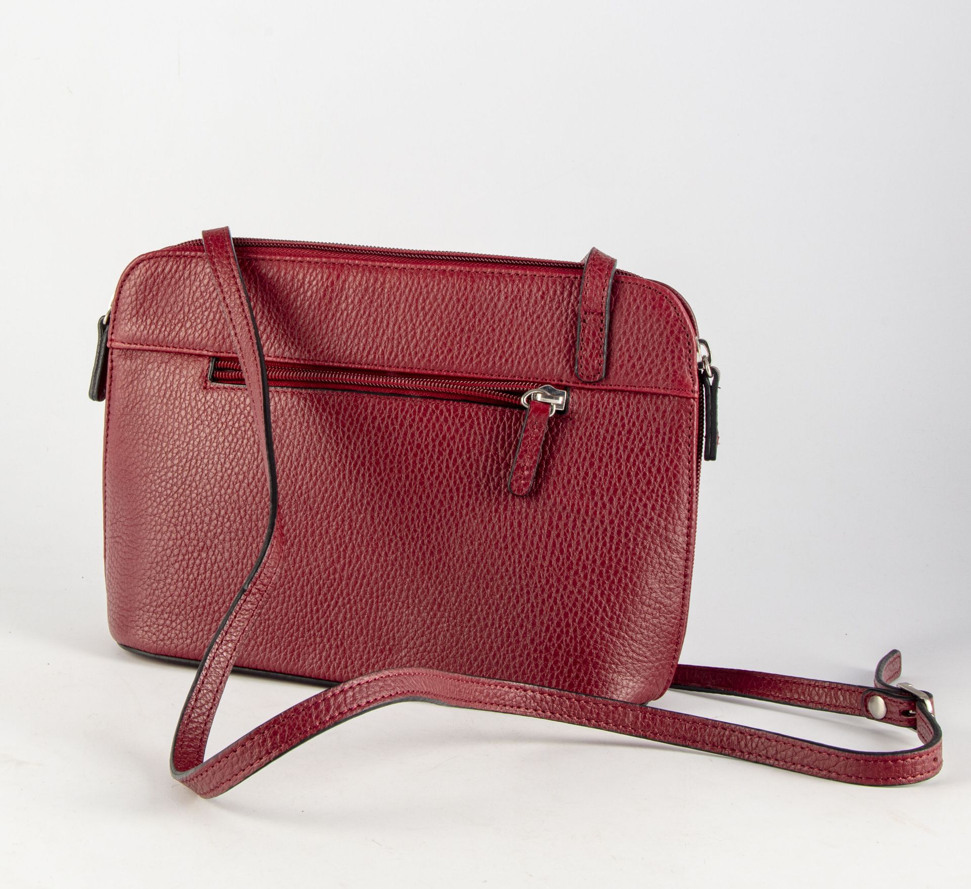 Null RITELLE 
Small leather handbag in raspberry color. Silver plated metal trim&hellip;