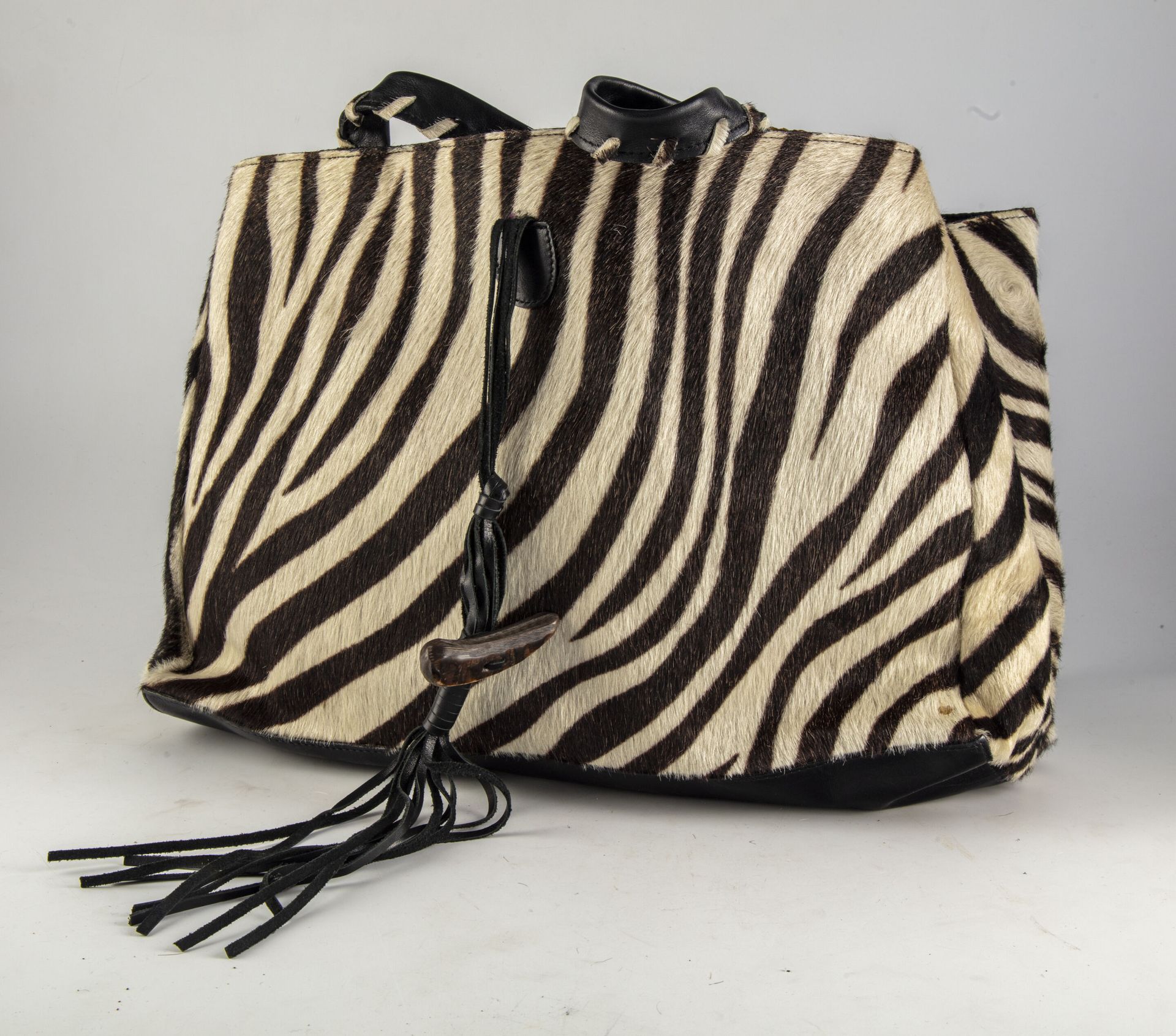 Null HOBBS 
Tasche aus Leder mit Zebra-Imitation. 
L.: 39 cm