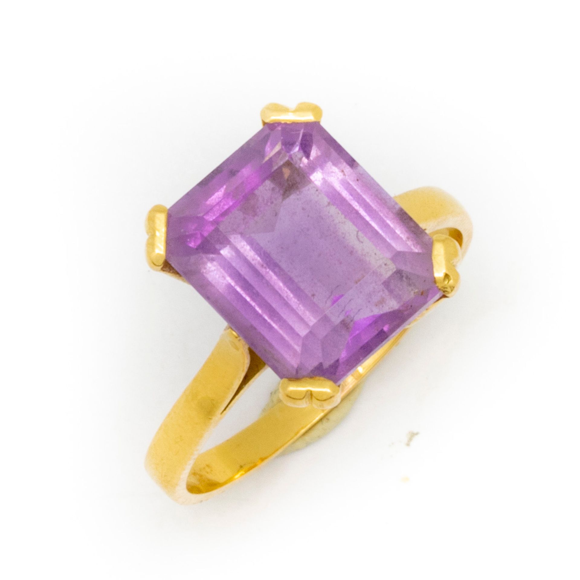 Null Ring aus Gelbgold mit einem Amethyst.
TDD: 58
Bruttogewicht: 4,7 g.