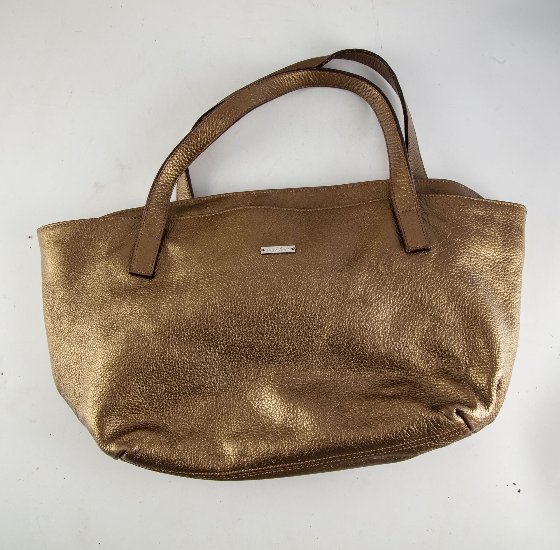 Null MAX MARA 
Handtasche aus goldfarbenem Leder mit silberfarbenen Metallbeschl&hellip;