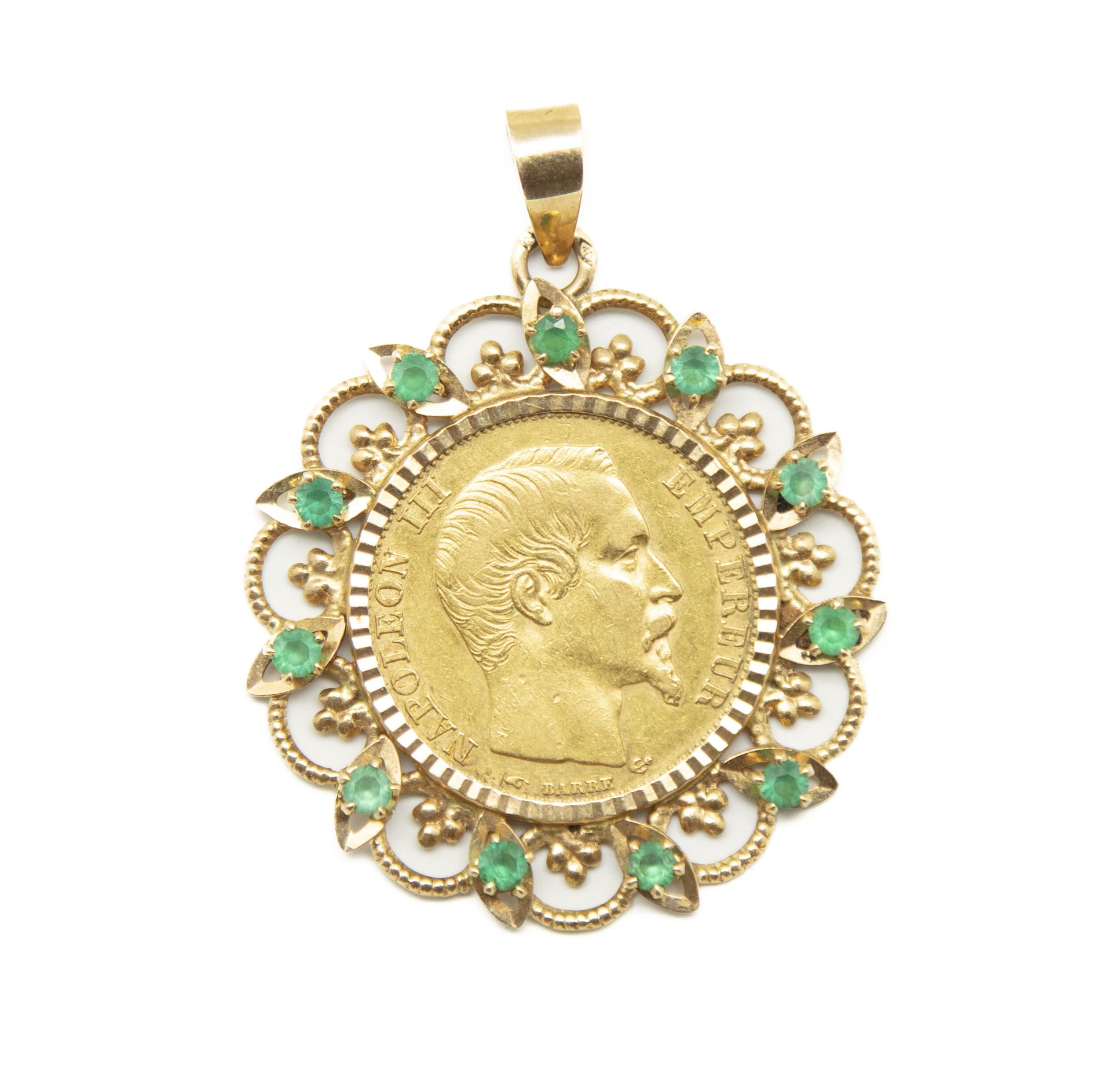 Null 黄金吊坠，中间有一枚20法郎的拿破仑三世金币，框架上镶嵌着小祖母绿
总重量：10.5克。