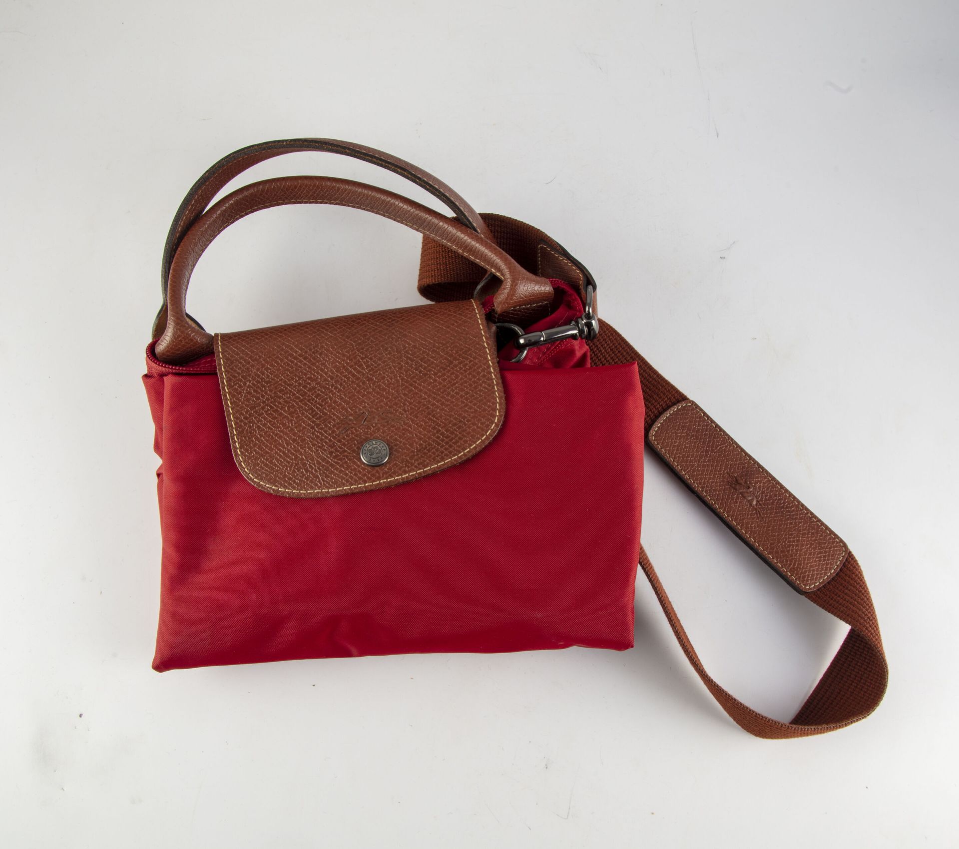 Null LONGCHAMP
Sac de voyage rouge avec une lanière pour porté épaule. Possibili&hellip;