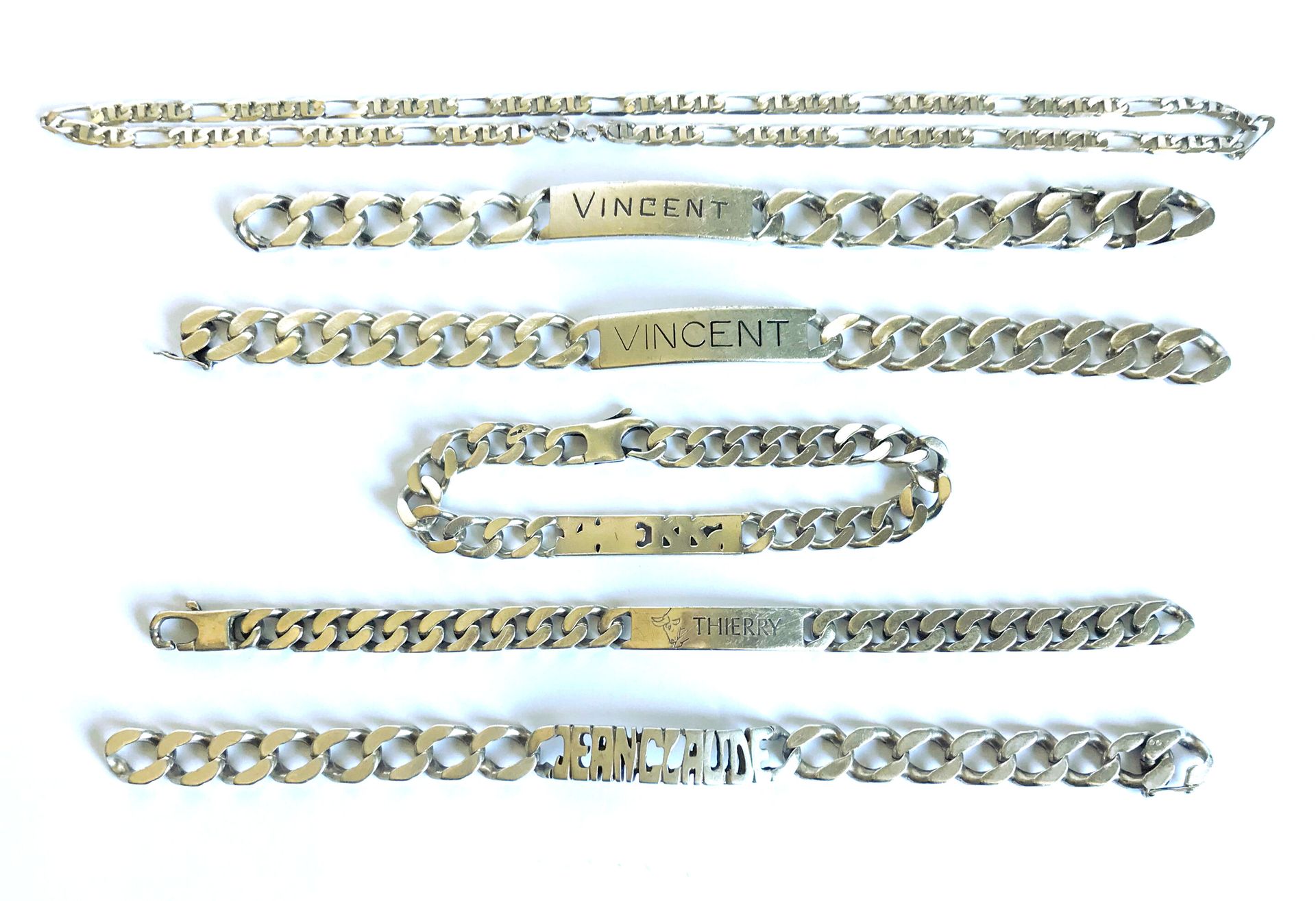 Null Set of silver name bracelets and a chain with Figaro links.
Total weight : &hellip;