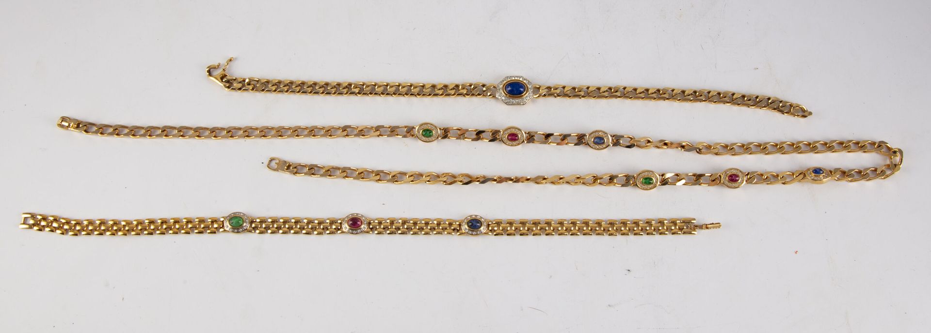 Null 格拉斯 
镀金金属和水钻的项链。 
已签名
长：89厘米 

附有署名D'Orlan的镀金金属项链，长：37厘米。附带一条镀金金属项链，长：39厘米