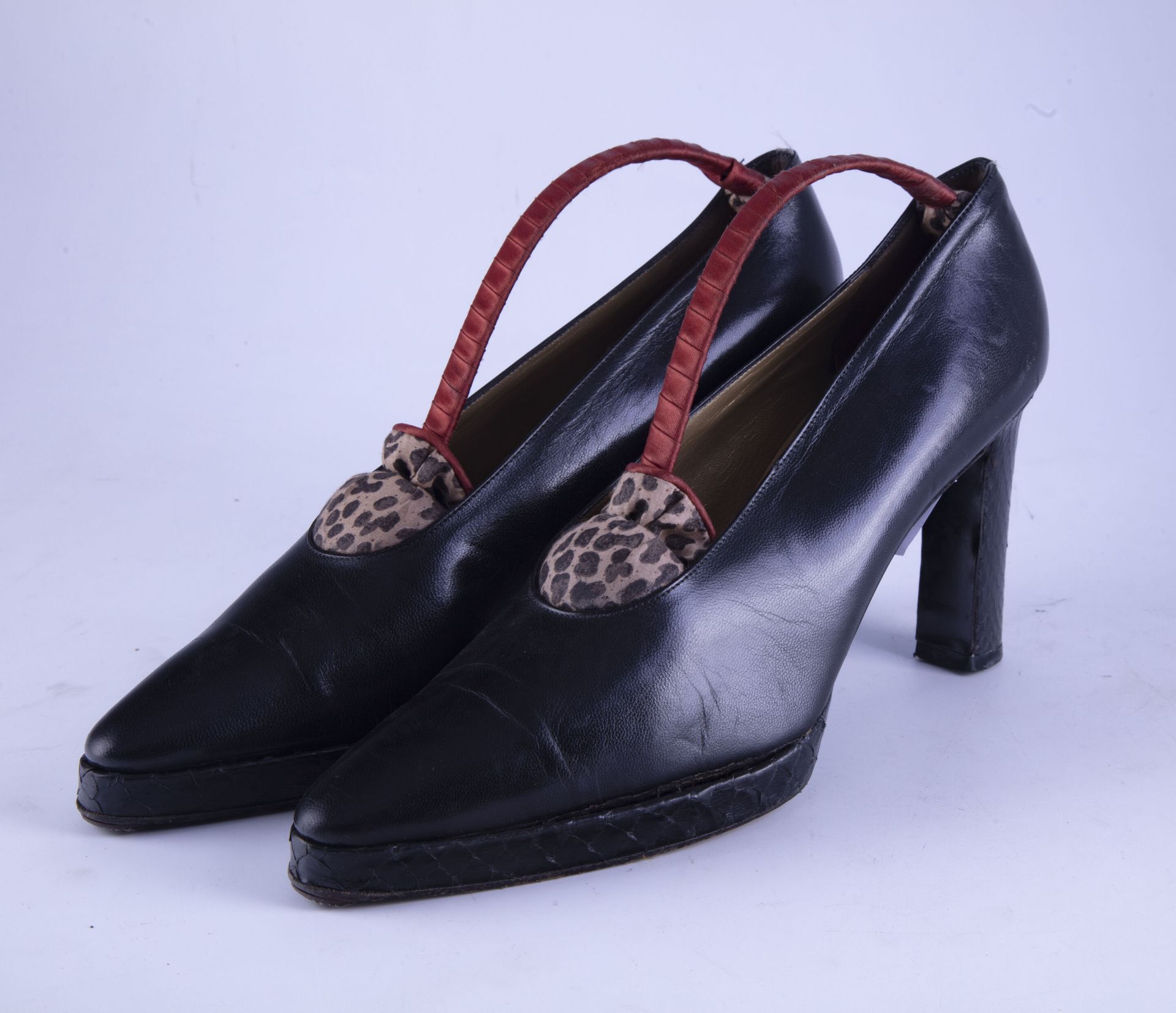 Null YVES SAINT LAURENT 
Par de zapatos de tacón de cuero negro
Talla 7 1/2
Poco&hellip;