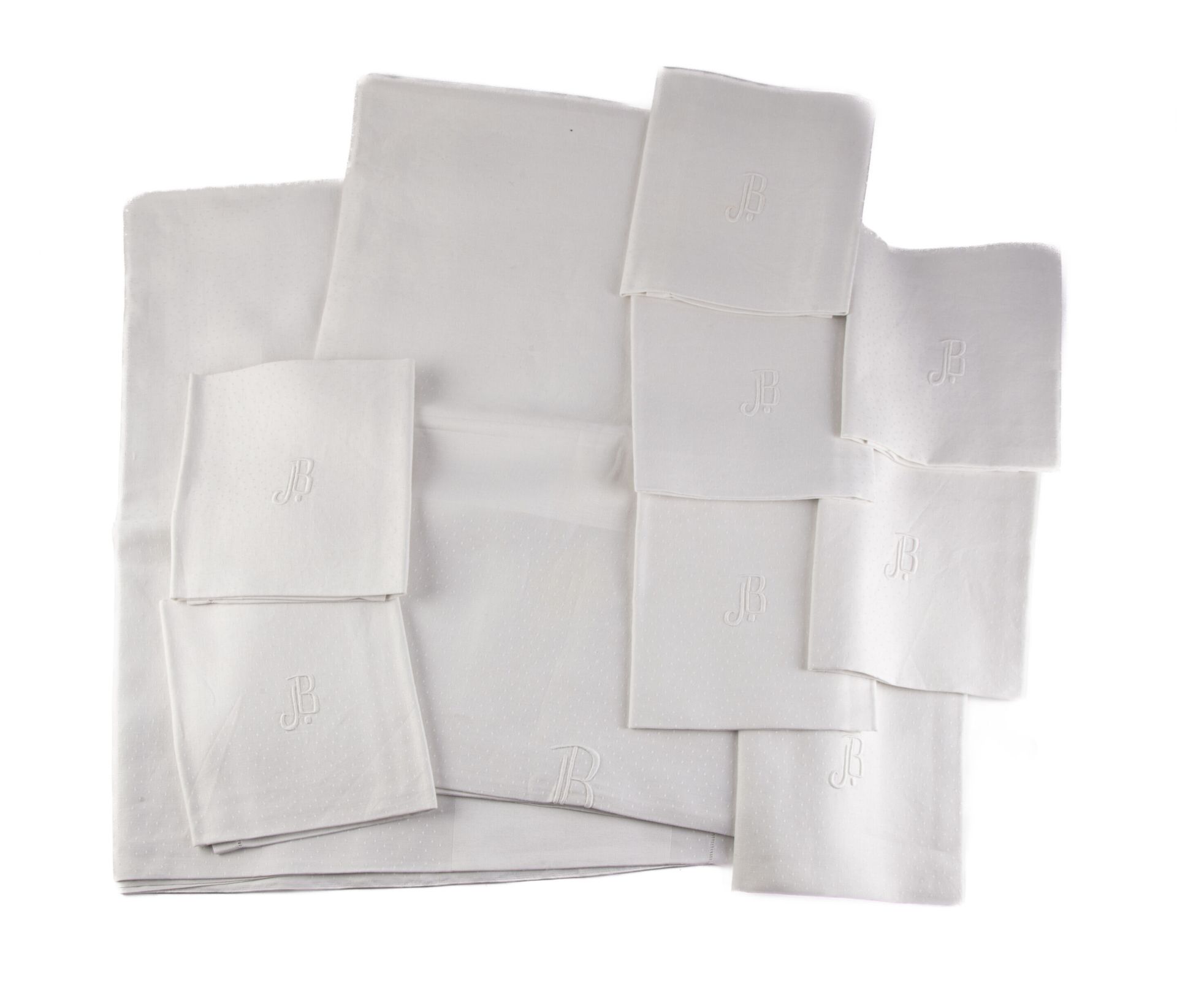 Null 一块桌布和8张绣有 "JB "首字母的棉质餐巾纸 
桌布的尺寸：240 x 230厘米左右
餐巾纸的尺寸：49 x 55厘米左右。