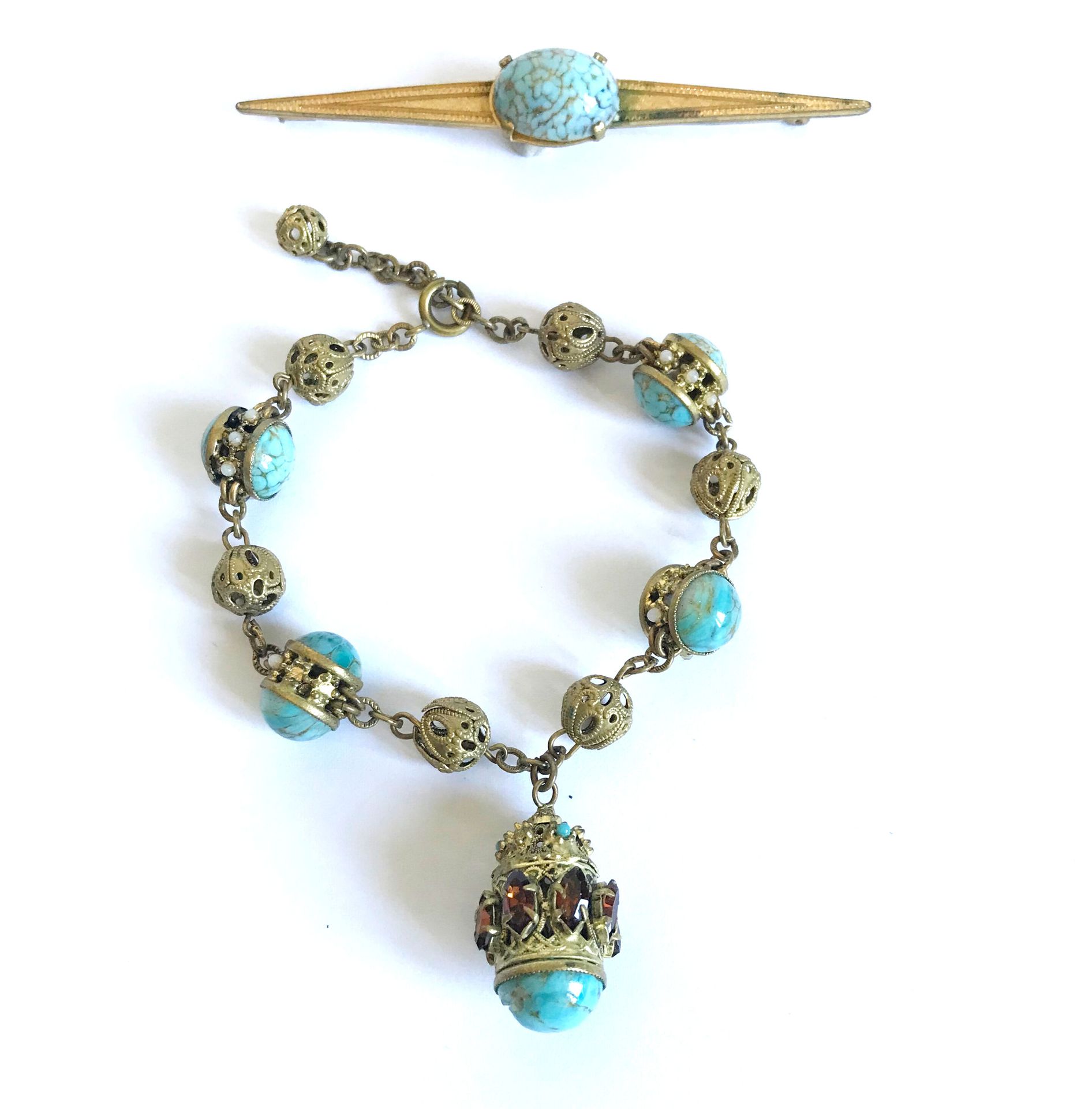 Null Brooch and bracelet in gilded metal and glass cabochons in imitation of tur&hellip;