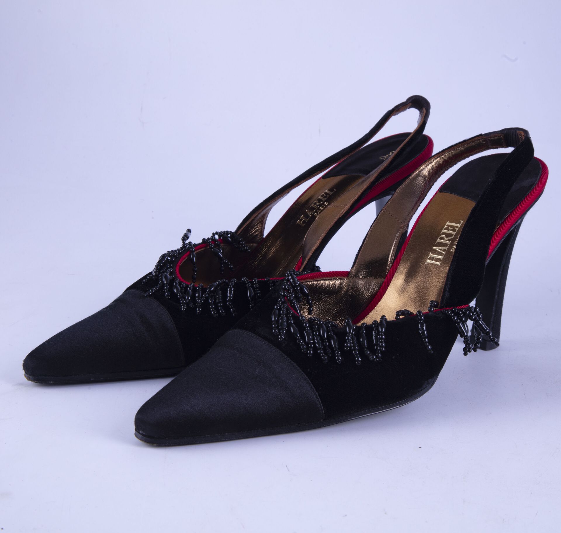 Null HAREL - Paris 
Pair of velvet and silk pumps with tassels
Size 38