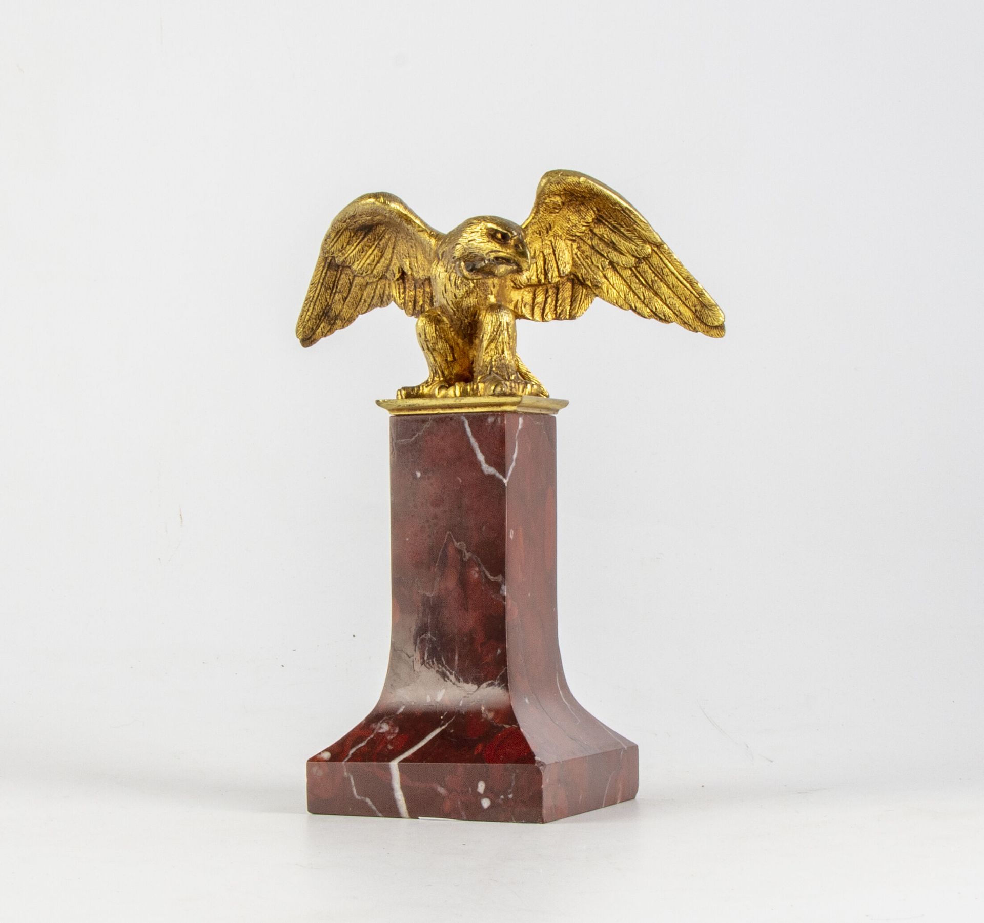 Null Porte montre en bronze doré en forme d'aigle aux ailes déployées, piedestal&hellip;