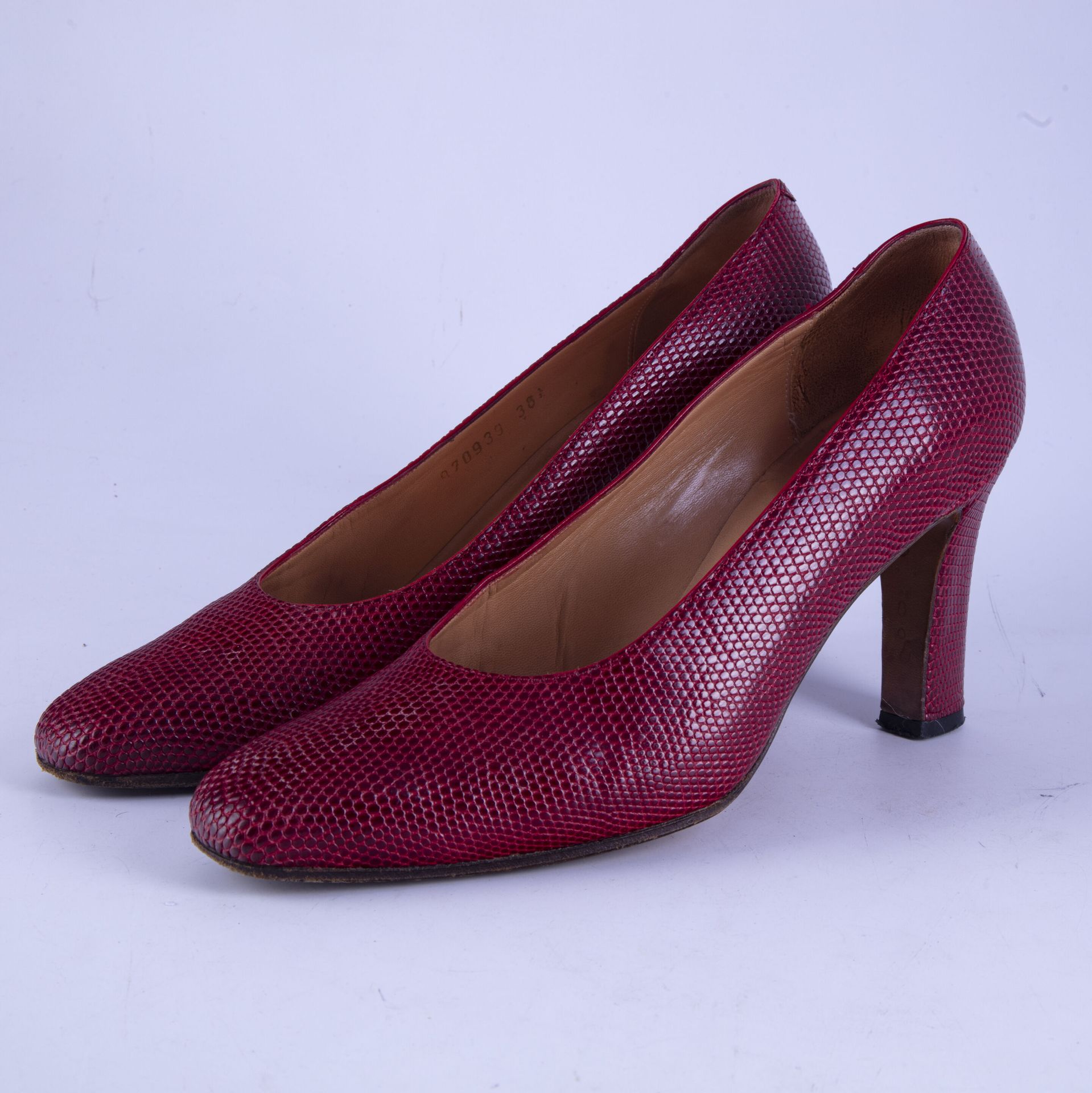 Null HAREL - Paris 
Pair of red leather pumps. 
Size 38 1/2
Little wear