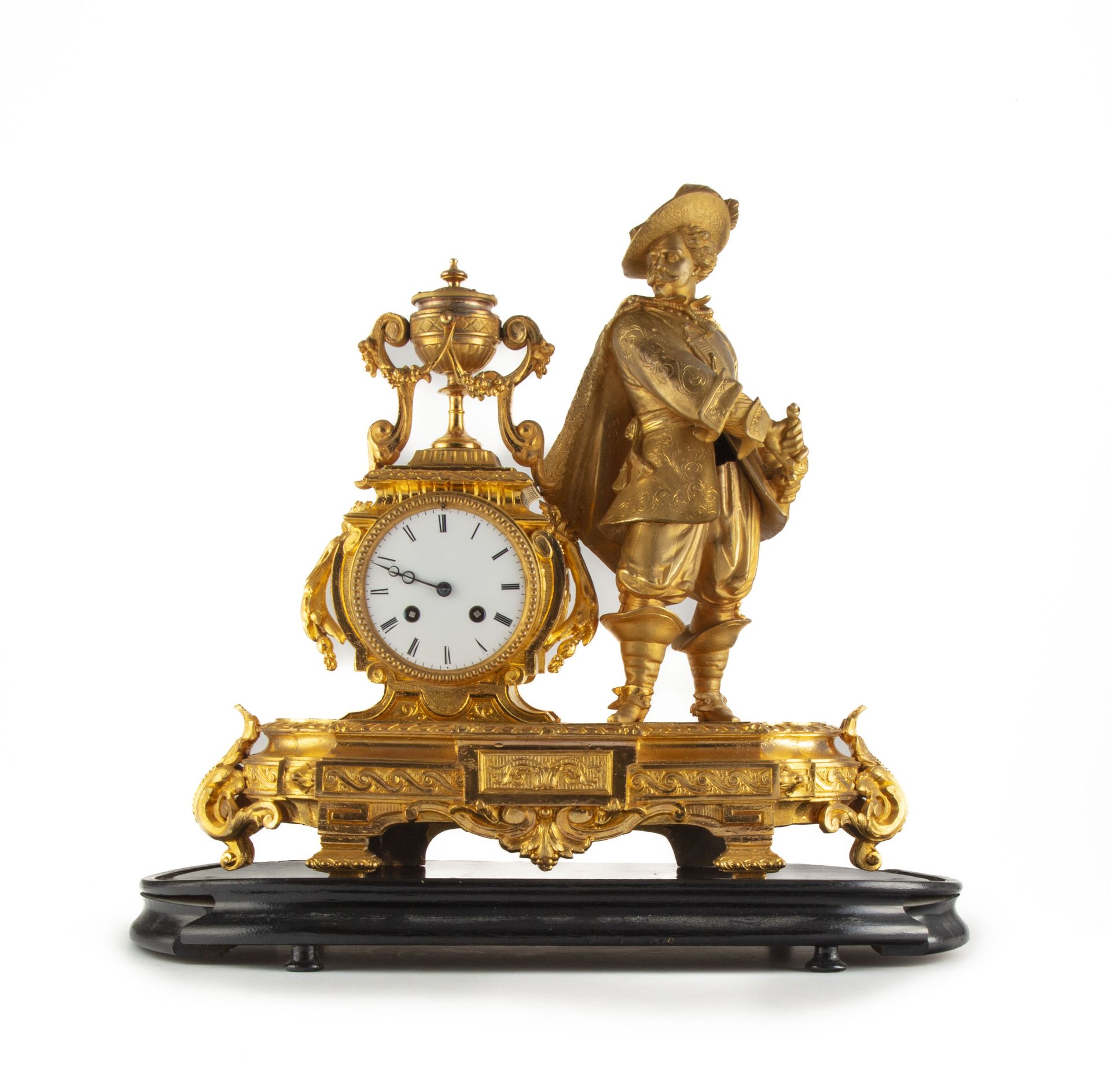 Null Reloj de madera dorada con decoración de mosqueteros. Lleva una base de mad&hellip;