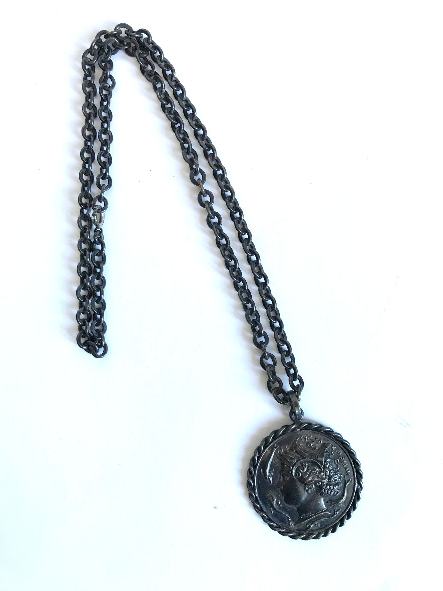 Null Kette und Medaillon im antiken Stil aus geschwärztem Metall.
Souvenir aus G&hellip;